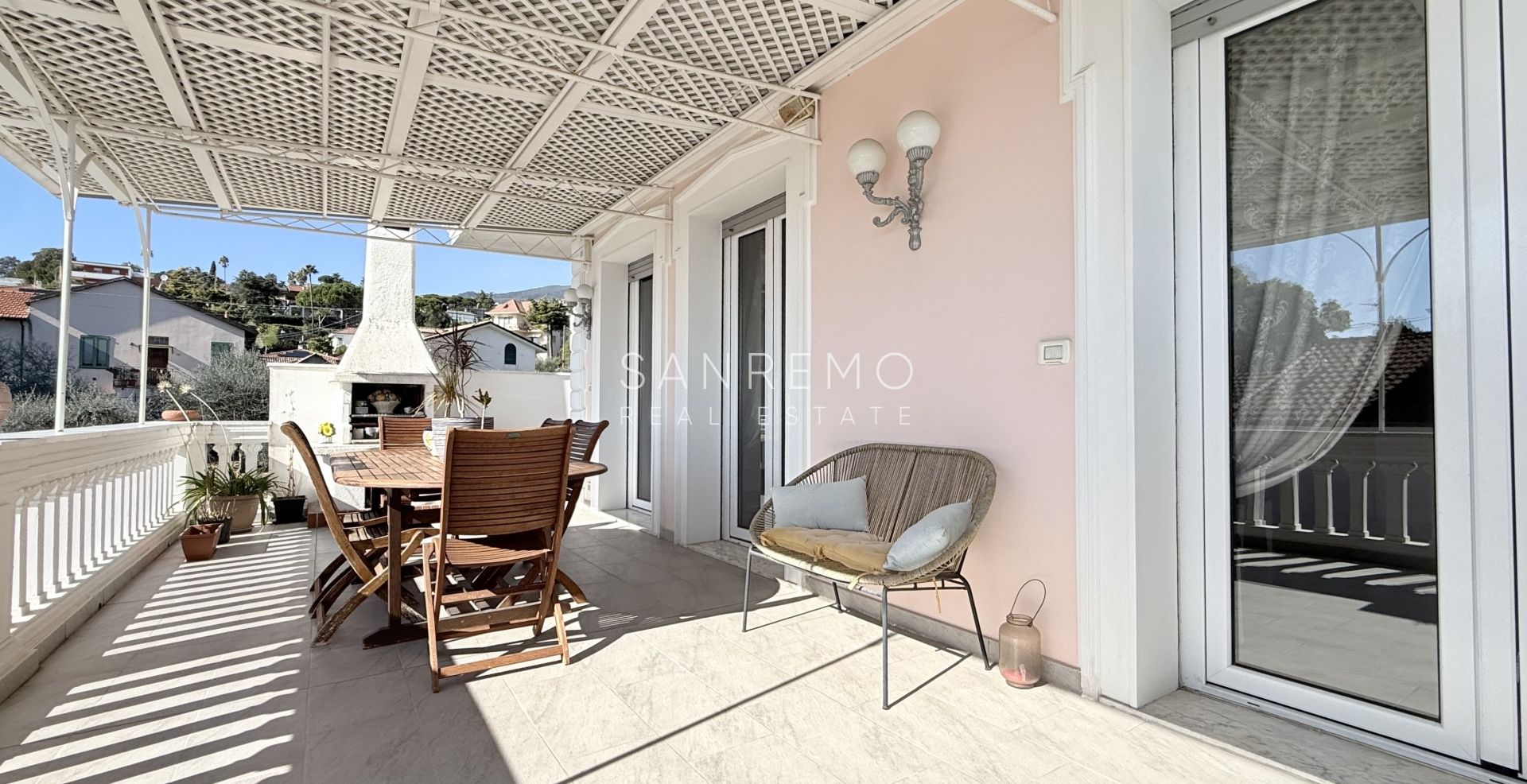 Attique et super attique avec piscine et vue panoramique sur la mer