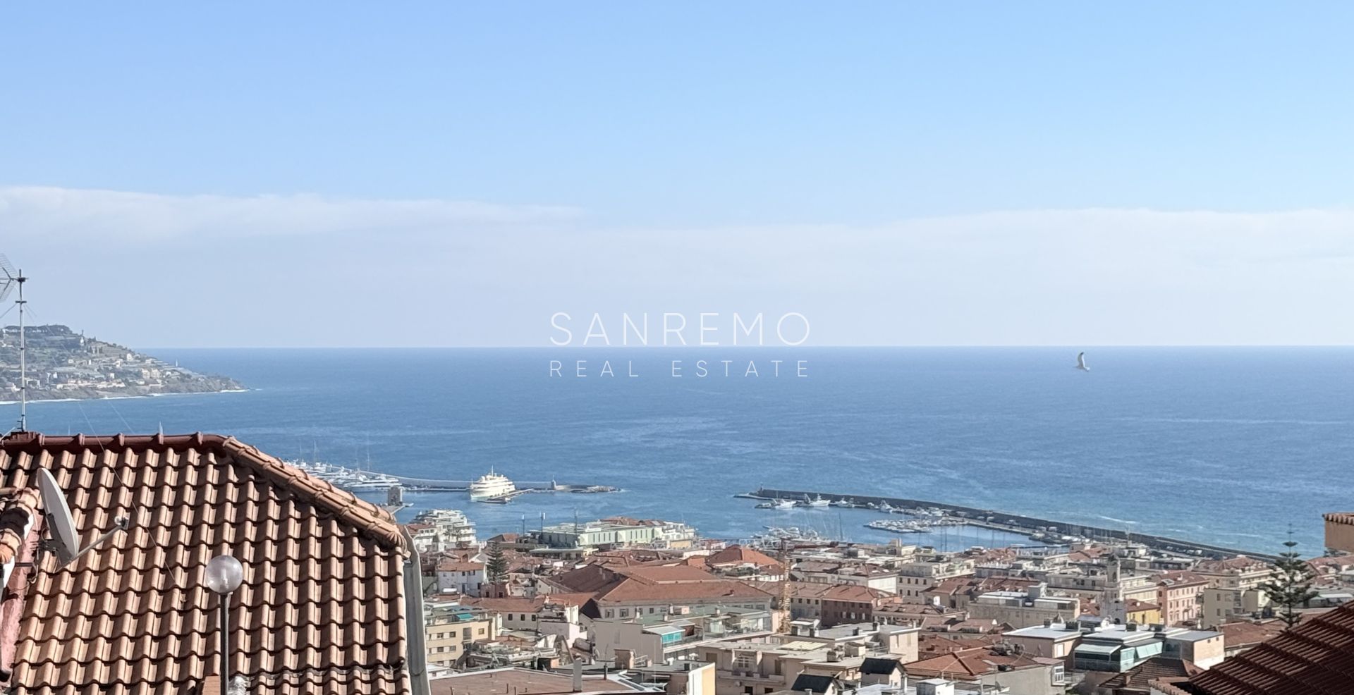 Attique et super attique avec piscine et vue panoramique sur la mer