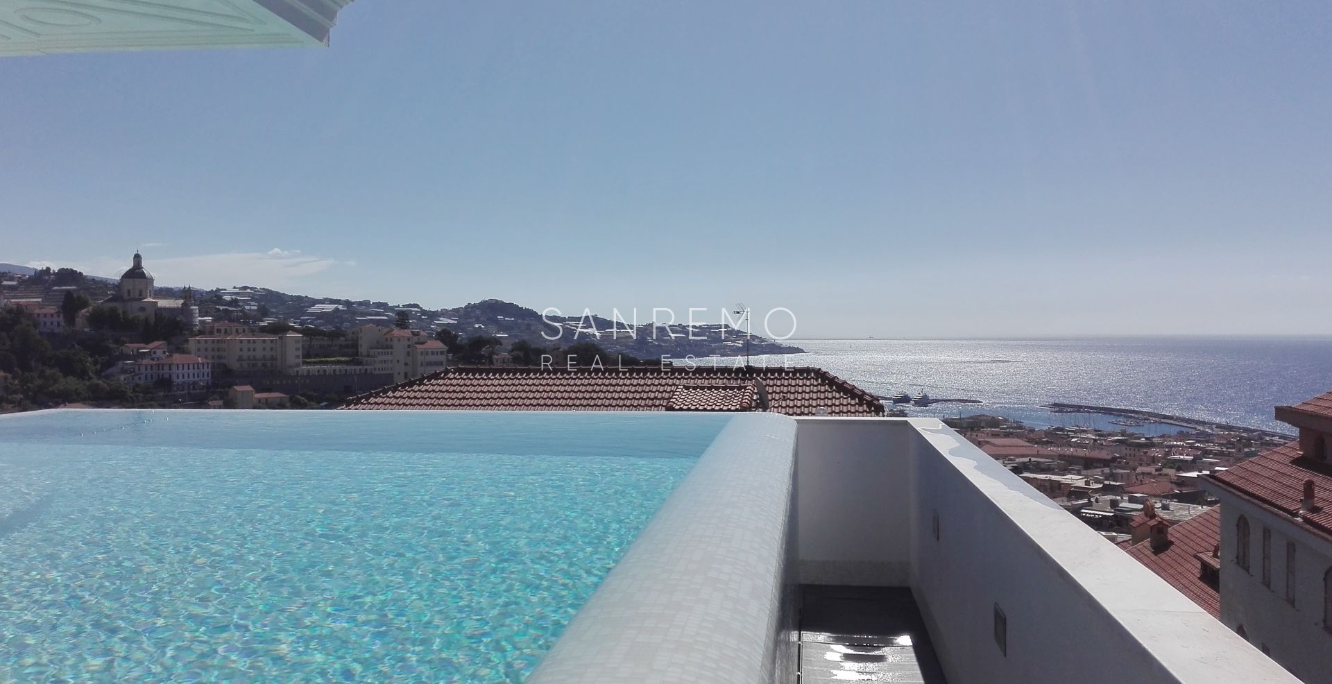 Attique et super attique avec piscine et vue panoramique sur la mer