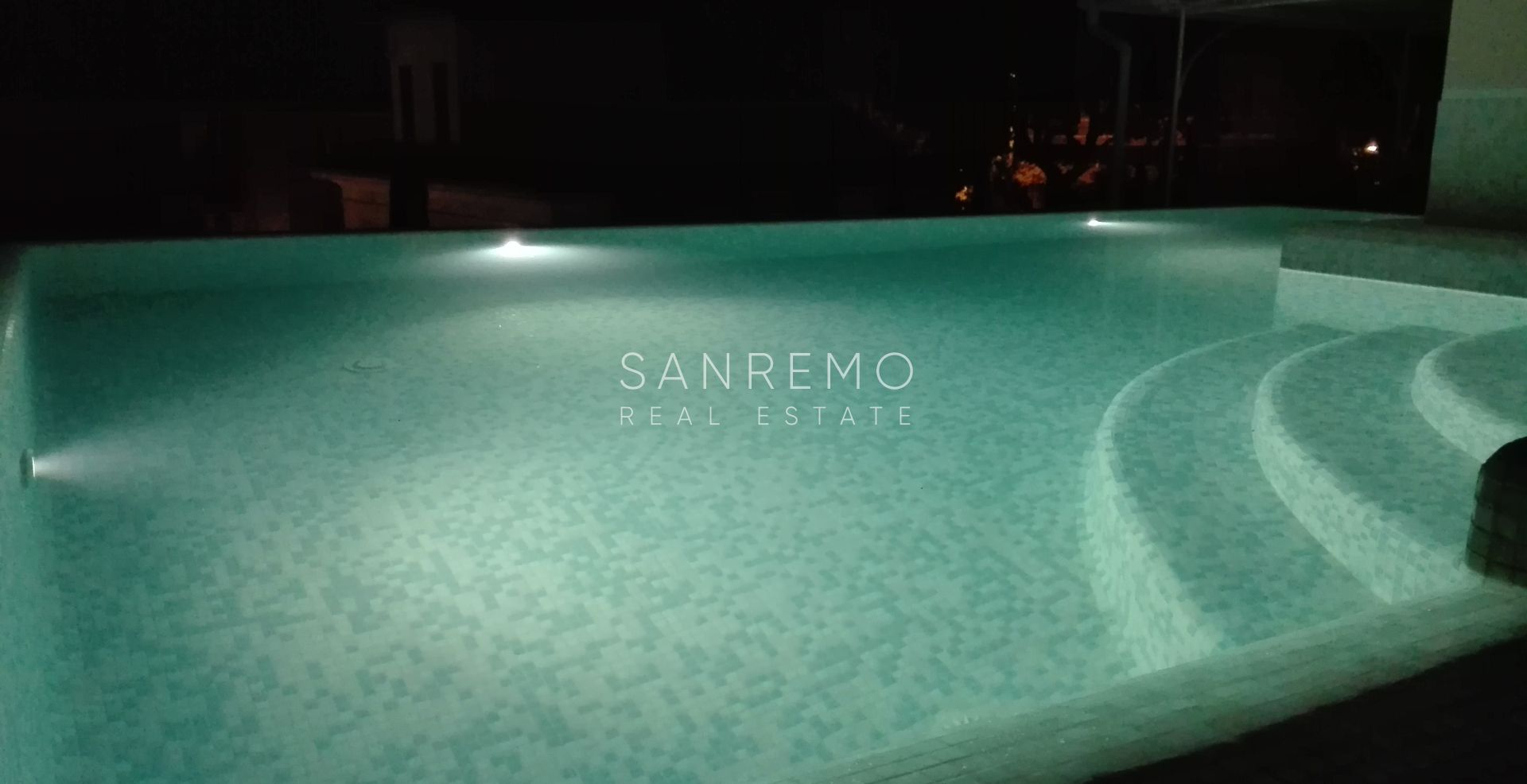 Attique et super attique avec piscine et vue panoramique sur la mer