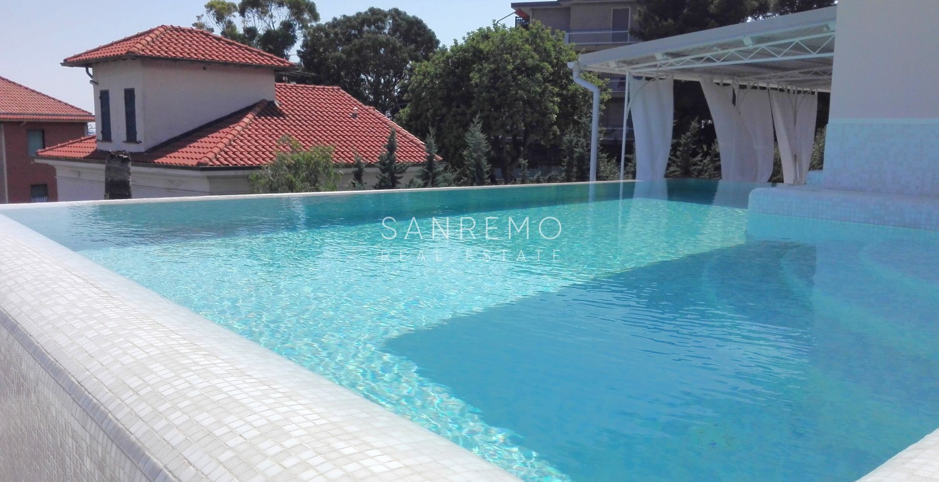 Attique et super attique avec piscine et vue panoramique sur la mer