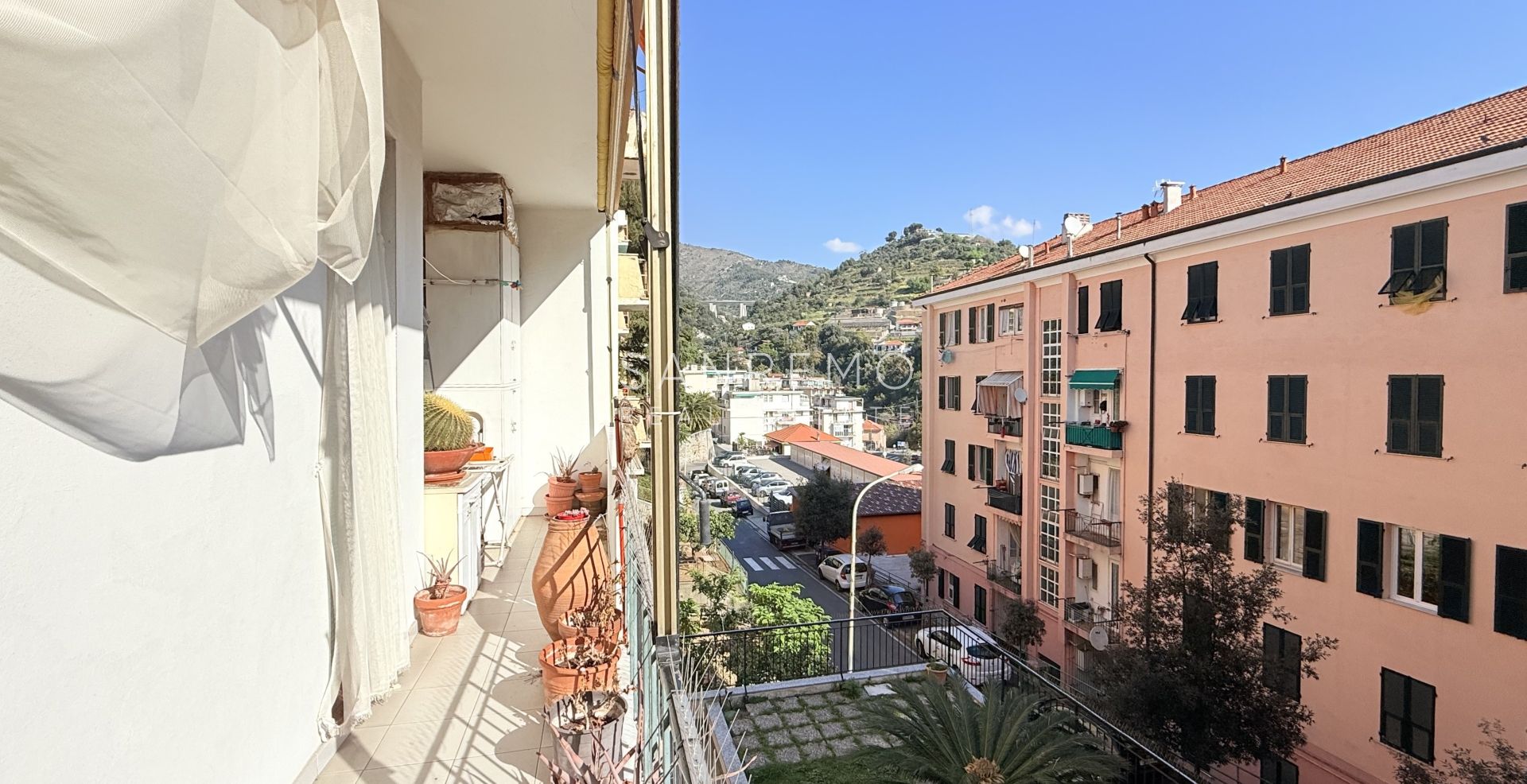 Appartement de trois pièces avec balcon et vue partielle sur la mer dans le quartier Baragallo