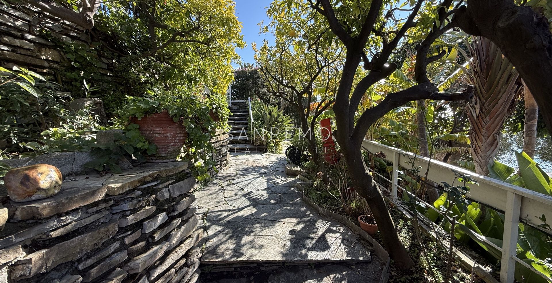 Splendide villa entourée d’un jardin privé et sublimée par une magnifique vue sur la mer