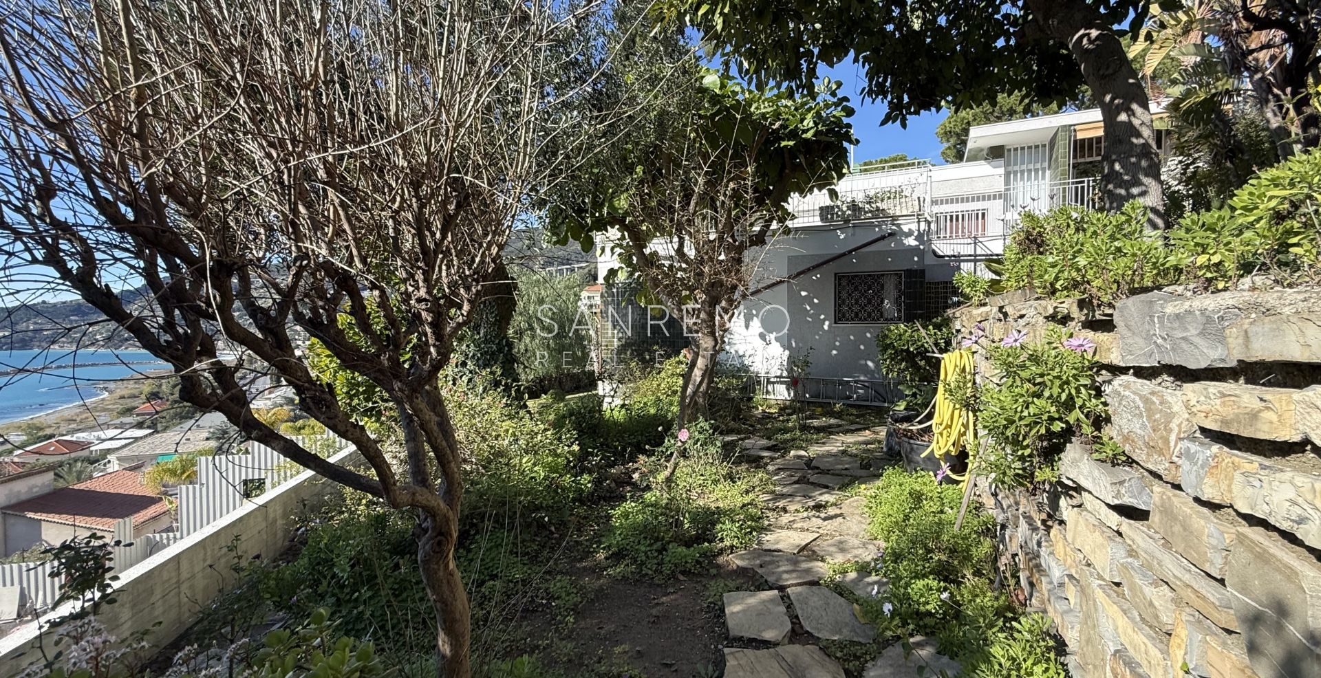 Splendide villa entourée d’un jardin privé et sublimée par une magnifique vue sur la mer