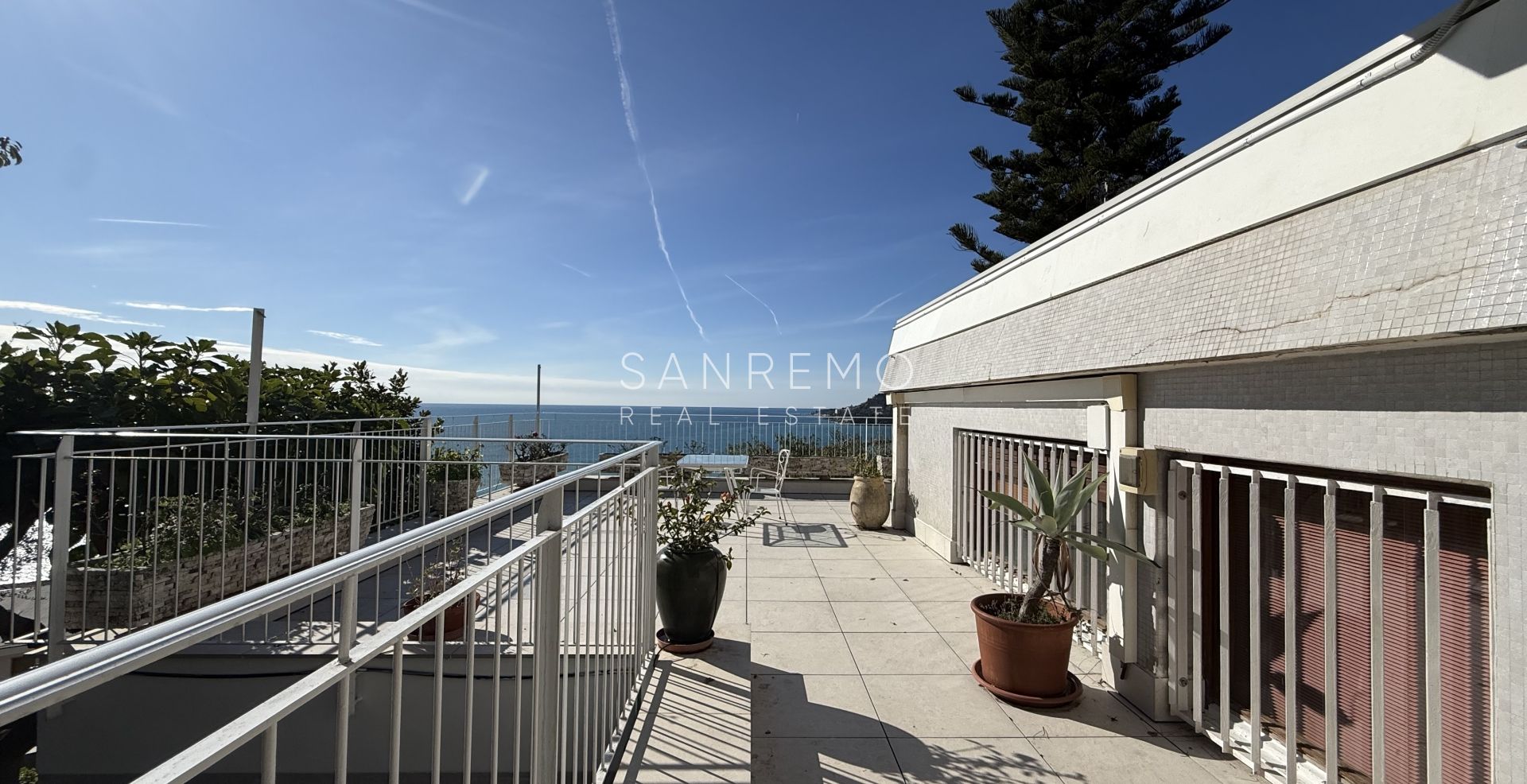 Splendide villa entourée d’un jardin privé et sublimée par une magnifique vue sur la mer