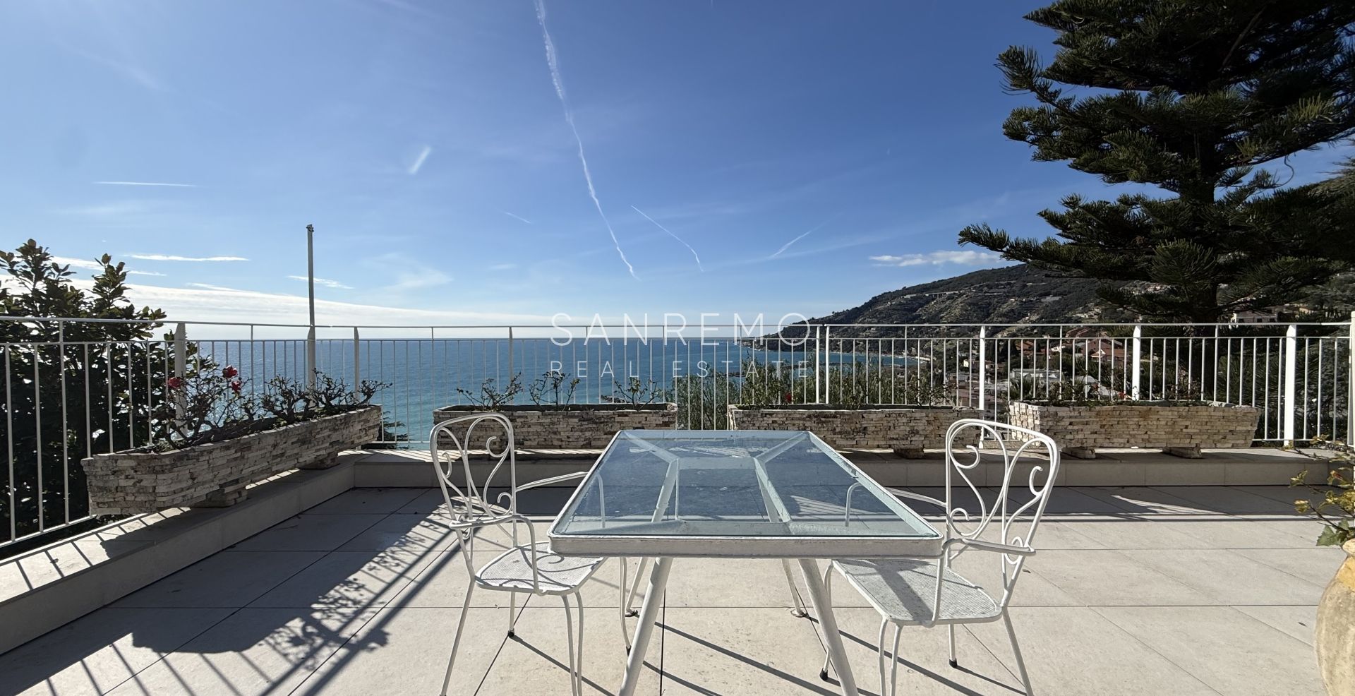 Splendide villa entourée d’un jardin privé et sublimée par une magnifique vue sur la mer