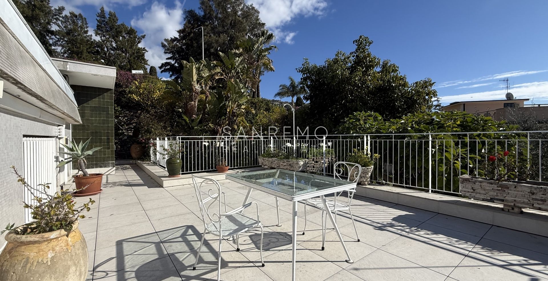 Splendide villa entourée d’un jardin privé et sublimée par une magnifique vue sur la mer