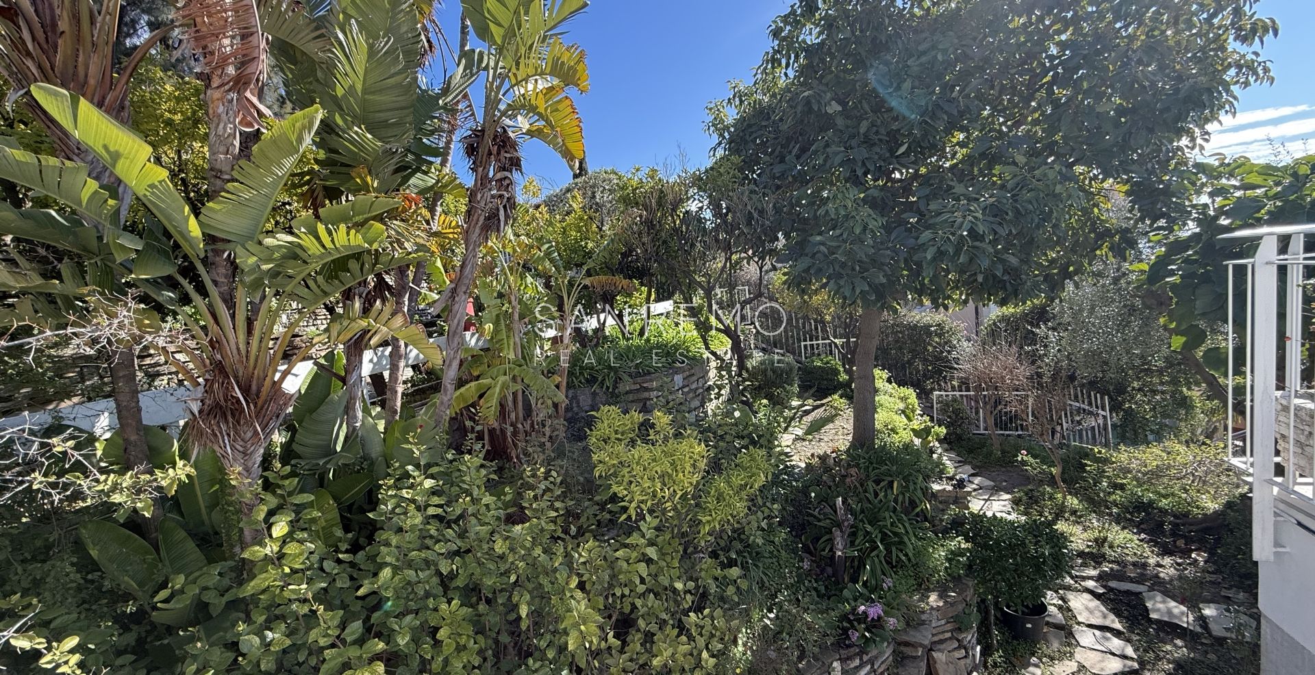 Splendide villa entourée d’un jardin privé et sublimée par une magnifique vue sur la mer