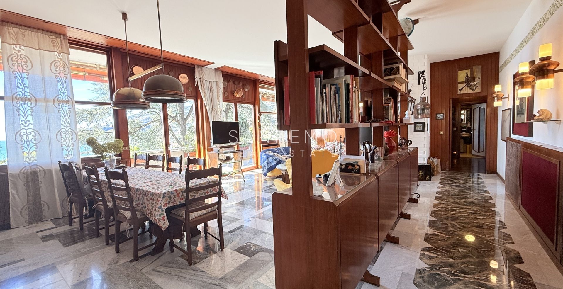 Splendide villa entourée d’un jardin privé et sublimée par une magnifique vue sur la mer