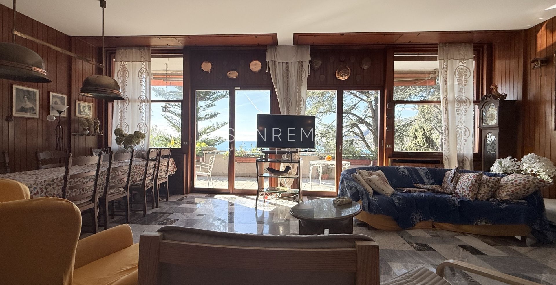 Splendide villa entourée d’un jardin privé et sublimée par une magnifique vue sur la mer