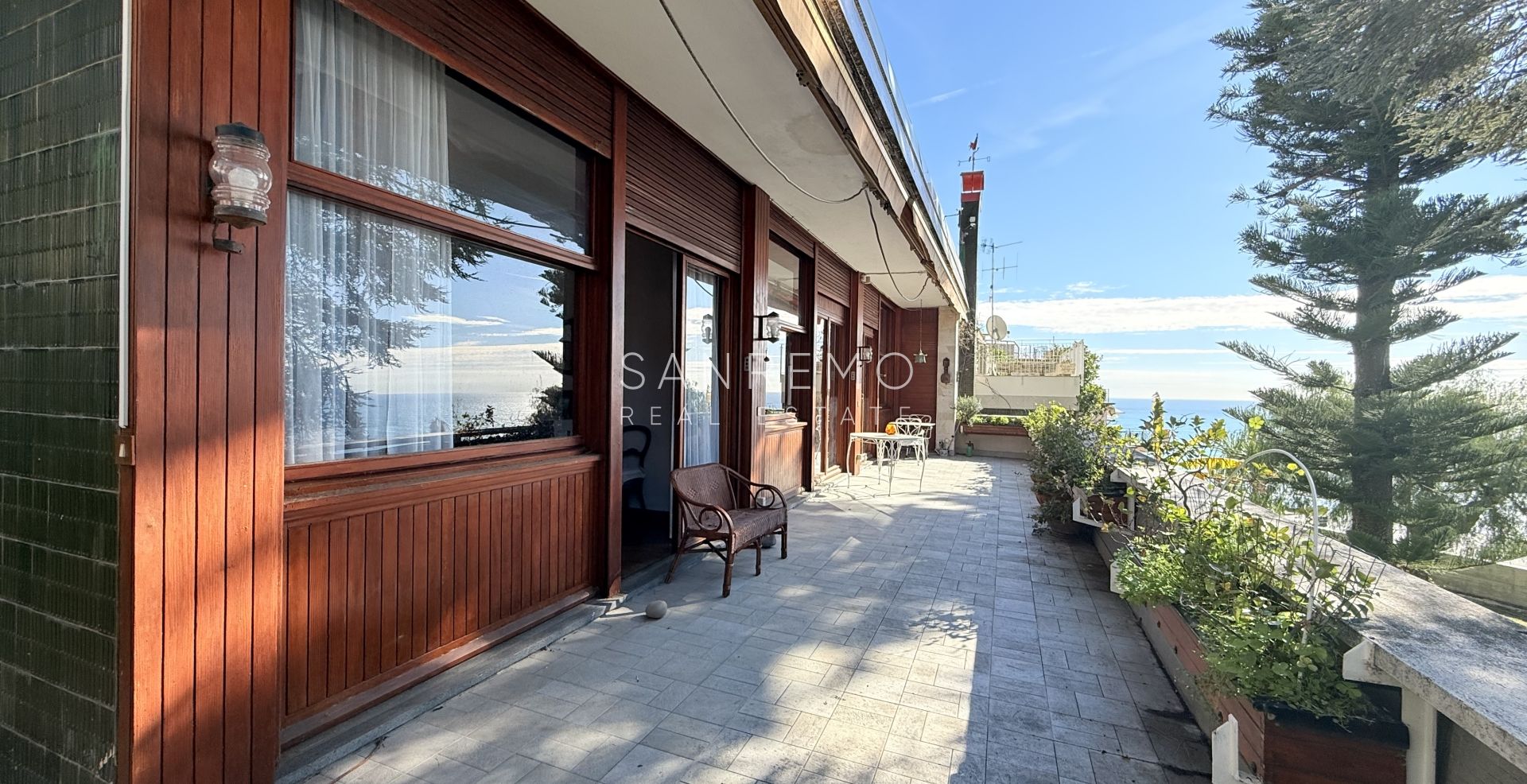 Splendide villa entourée d’un jardin privé et sublimée par une magnifique vue sur la mer