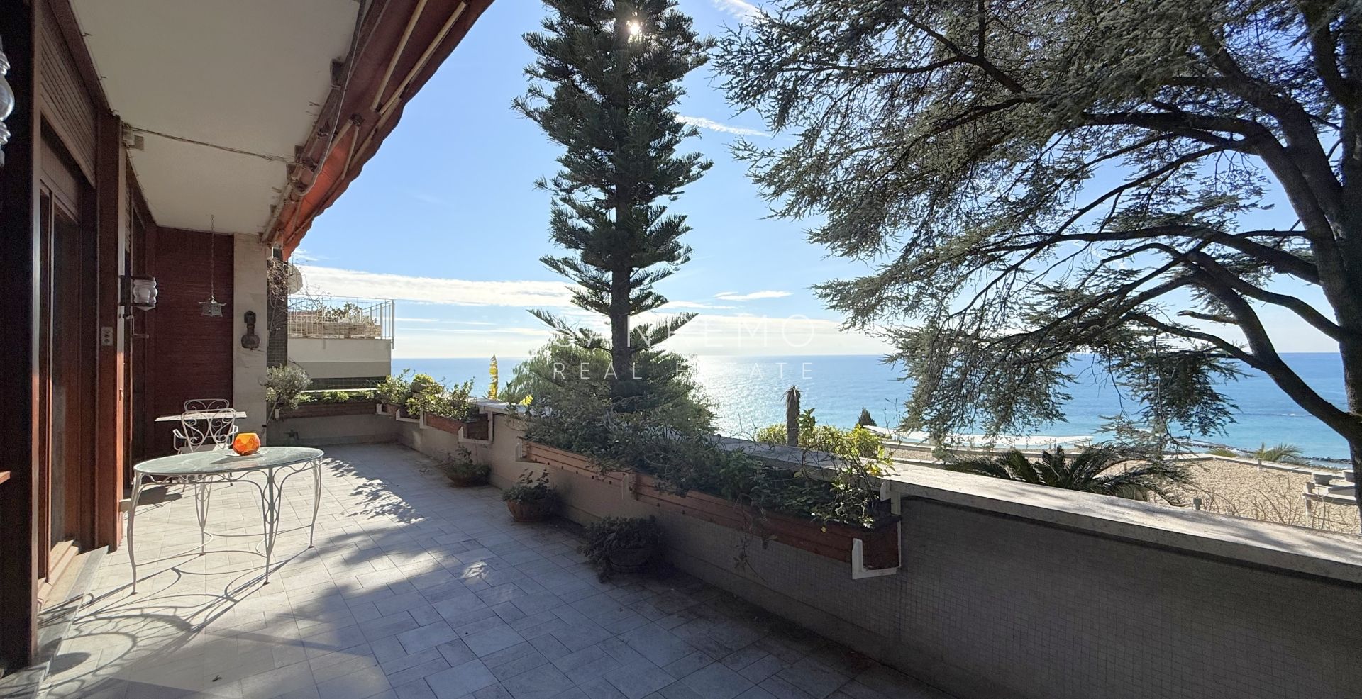 Splendide villa entourée d’un jardin privé et sublimée par une magnifique vue sur la mer