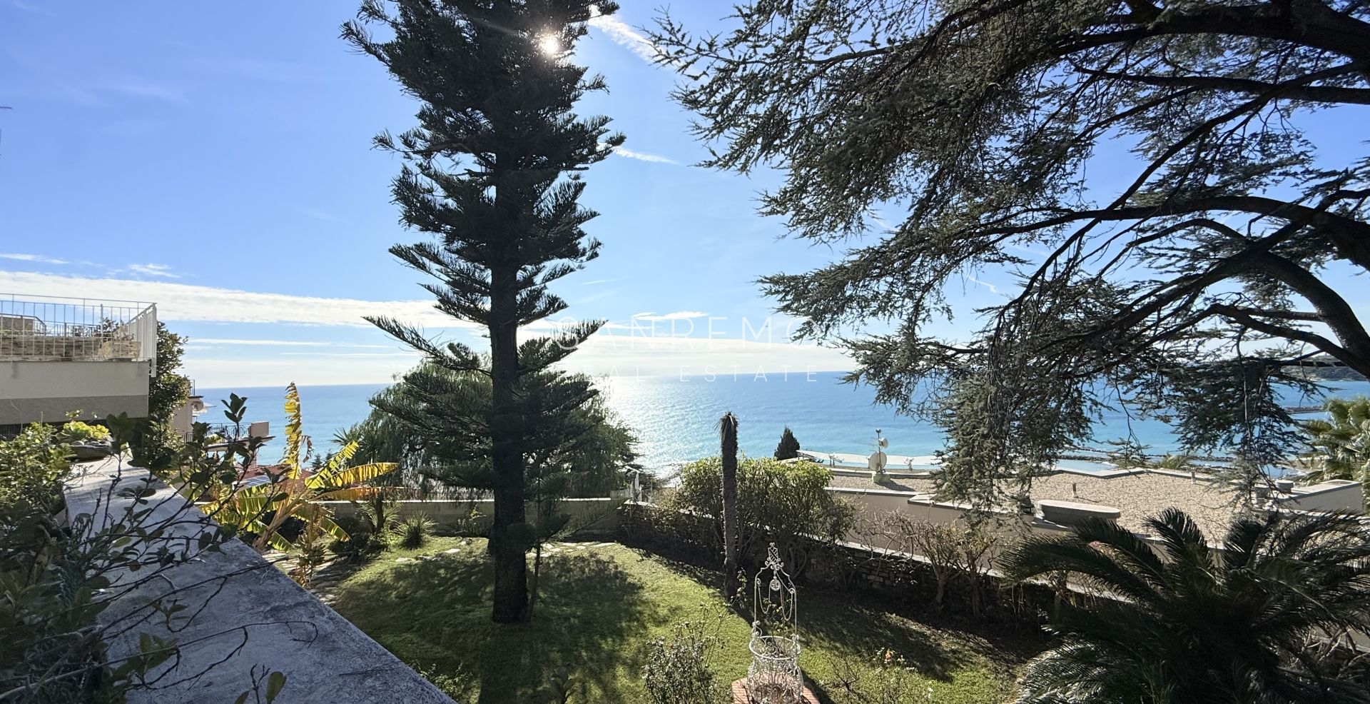 Splendide villa entourée d’un jardin privé et sublimée par une magnifique vue sur la mer