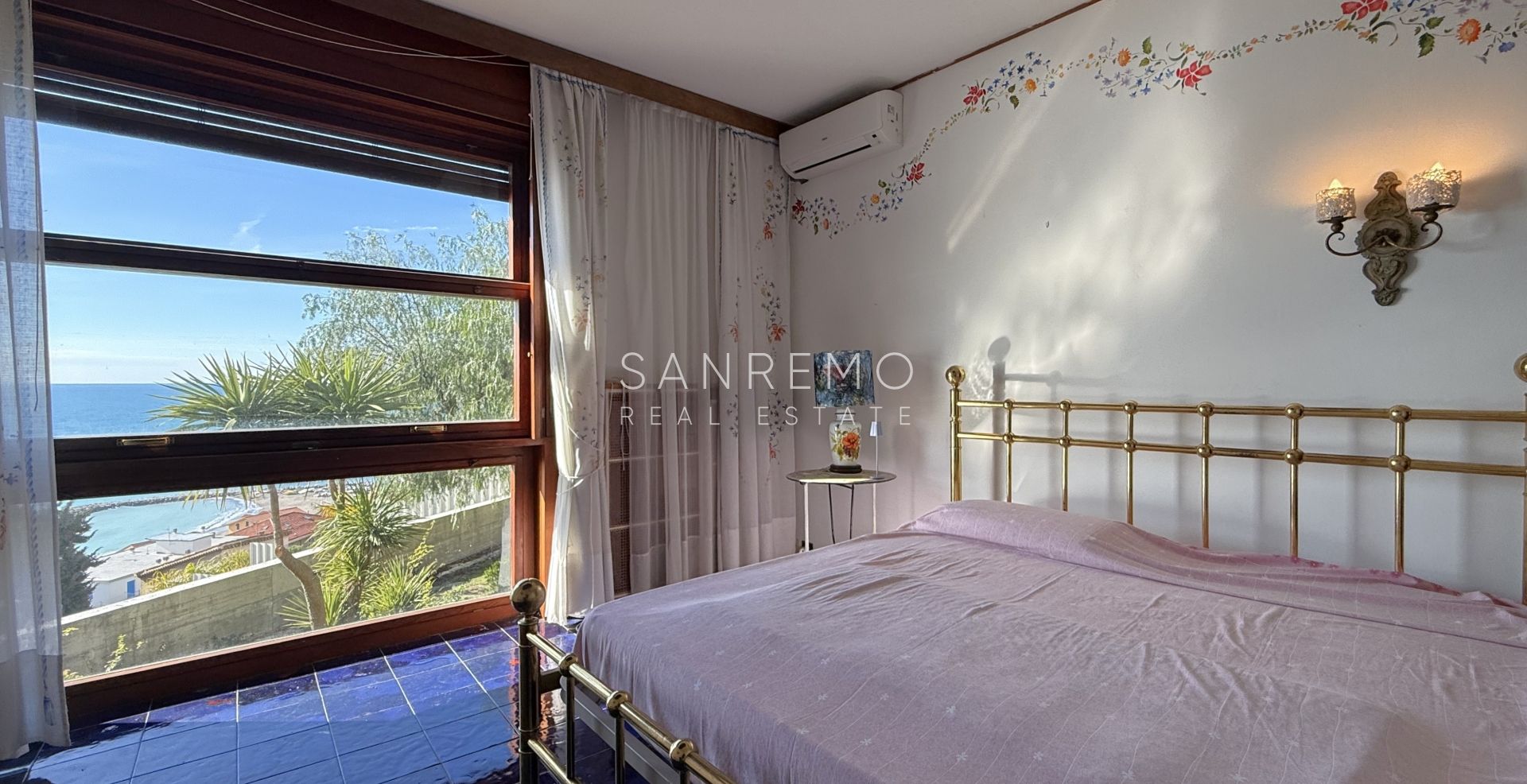 Splendide villa entourée d’un jardin privé et sublimée par une magnifique vue sur la mer