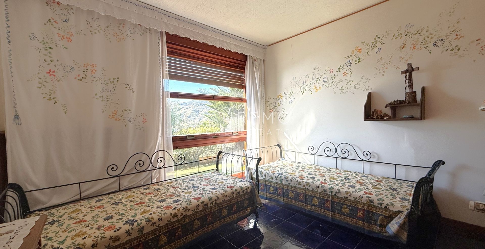 Splendide villa entourée d’un jardin privé et sublimée par une magnifique vue sur la mer