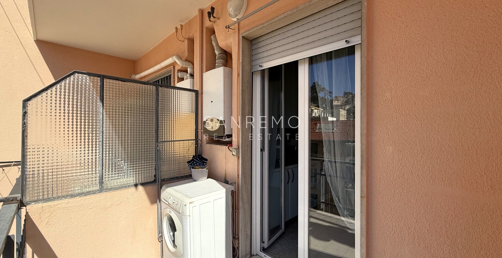 Grand et lumineux appartement deux pièces avec une grande terrasse