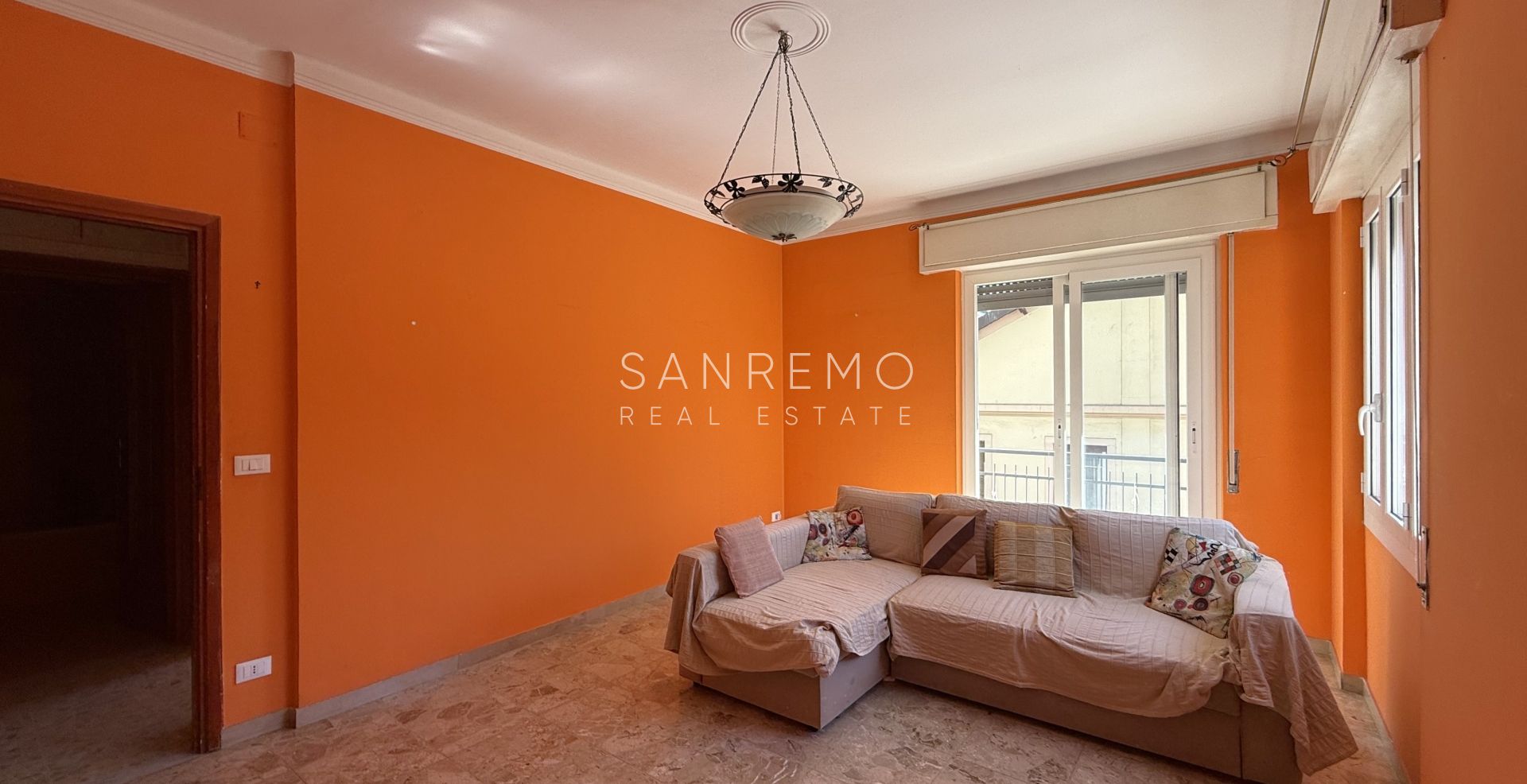 Grand et lumineux appartement deux pièces avec une grande terrasse