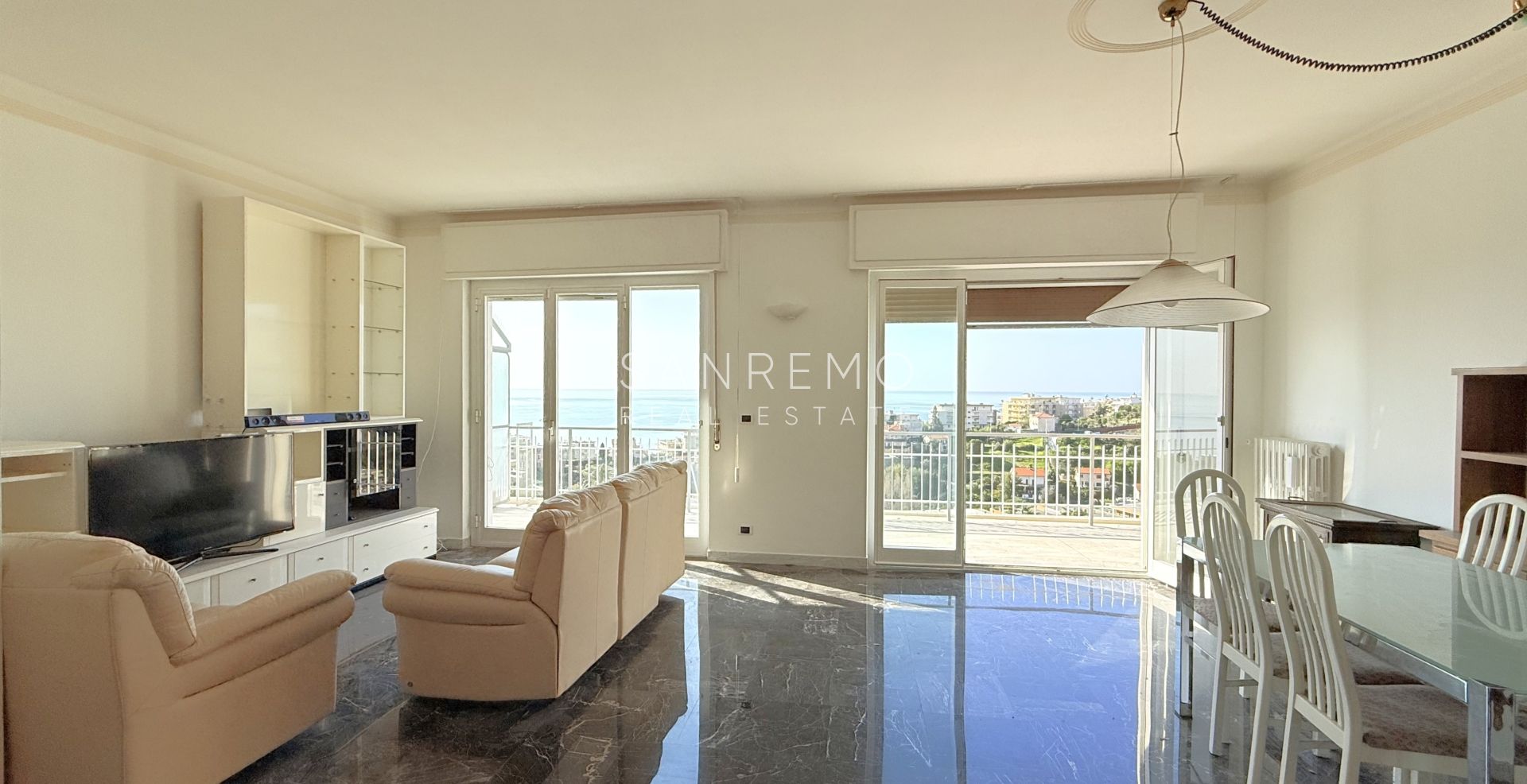 Penthouse in the Solaro area with excellent exposure and a beautiful sea view