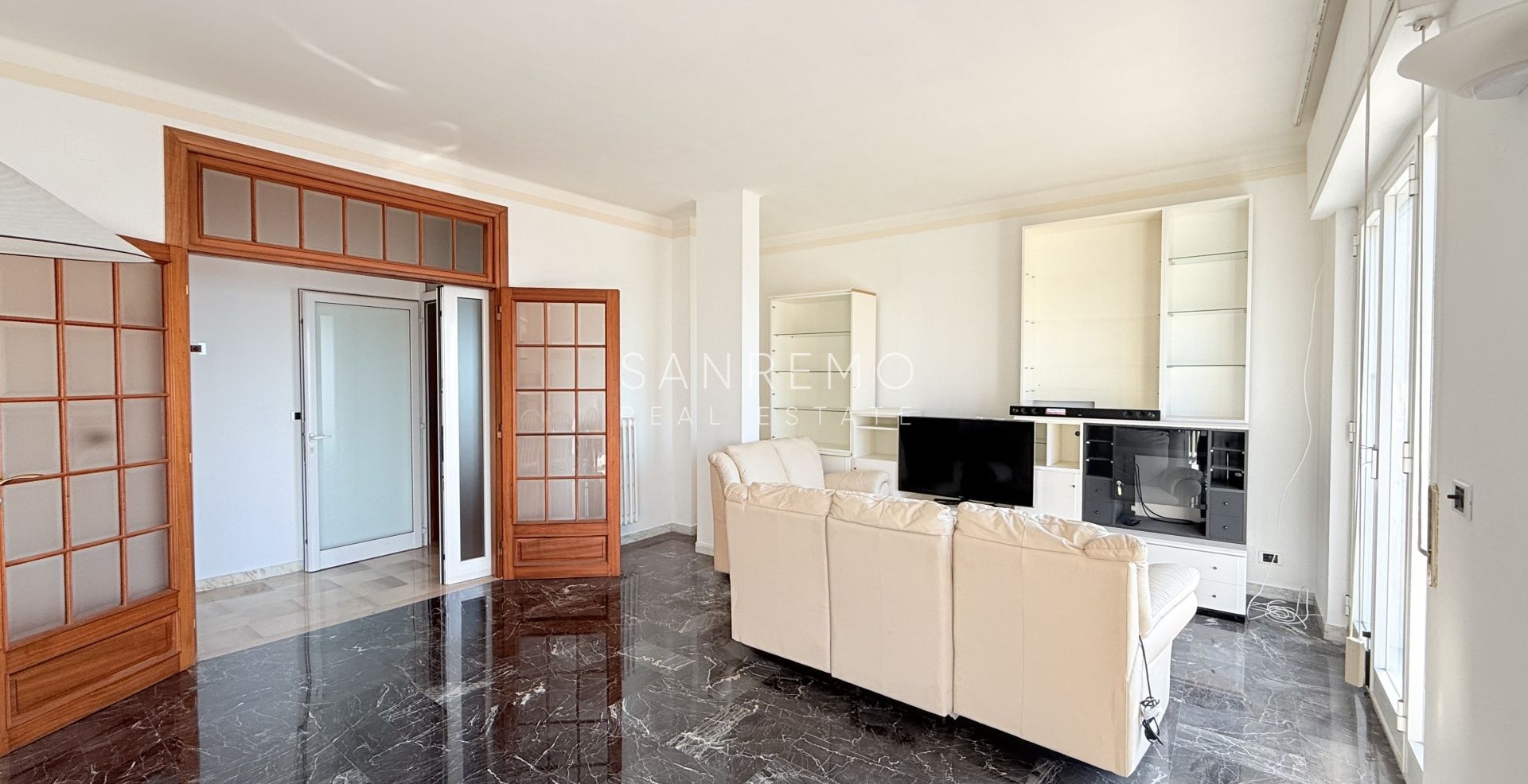 Penthouse in the Solaro area with excellent exposure and a beautiful sea view