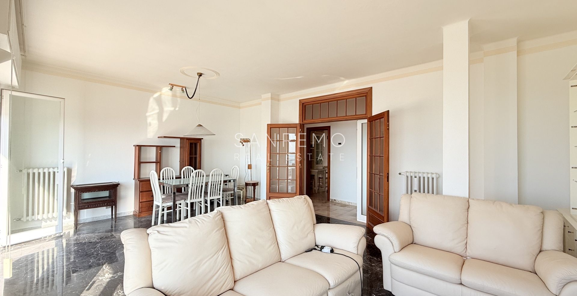 Penthouse in the Solaro area with excellent exposure and a beautiful sea view