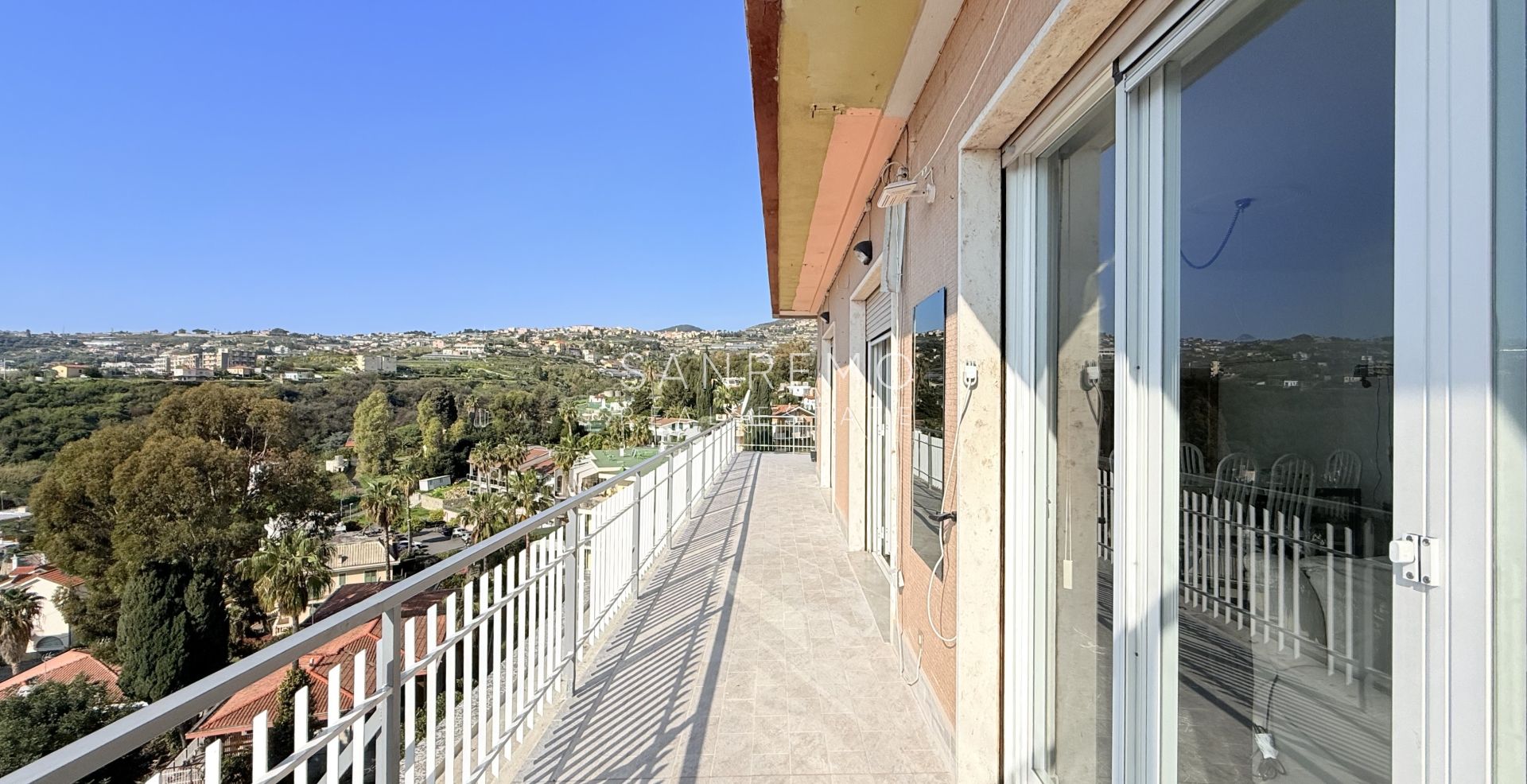 Penthouse in the Solaro area with excellent exposure and a beautiful sea view