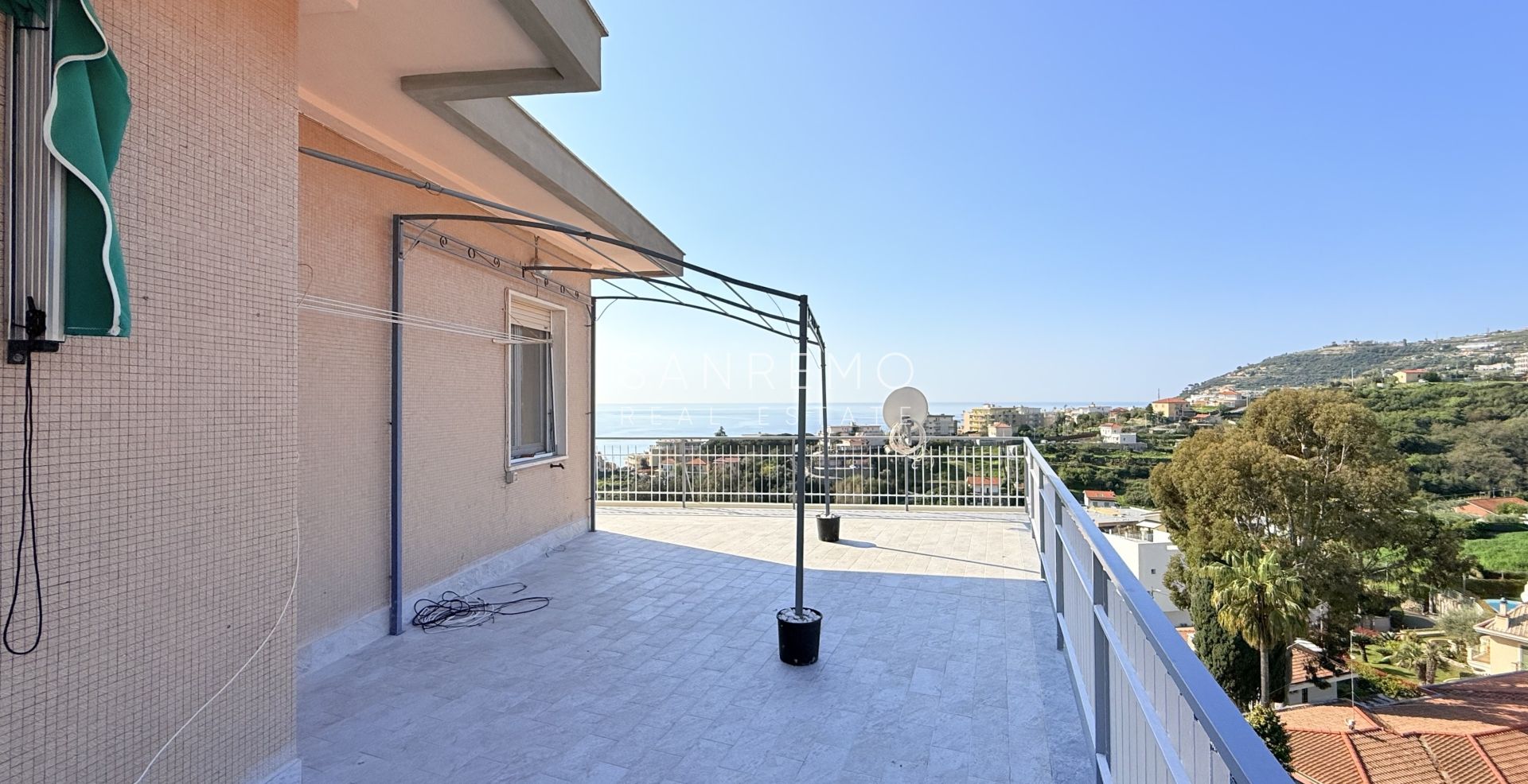 Penthouse in the Solaro area with excellent exposure and a beautiful sea view