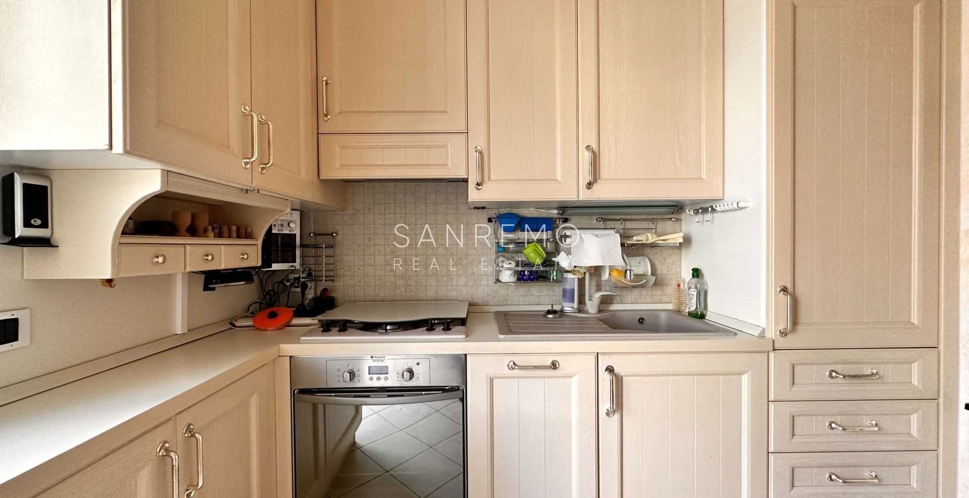 Penthouse in the Solaro area with excellent exposure and a beautiful sea view