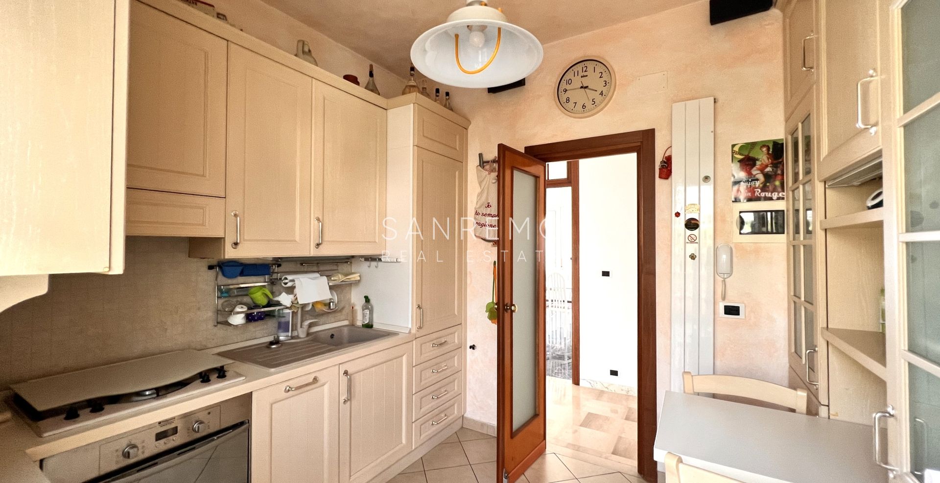 Penthouse in the Solaro area with excellent exposure and a beautiful sea view