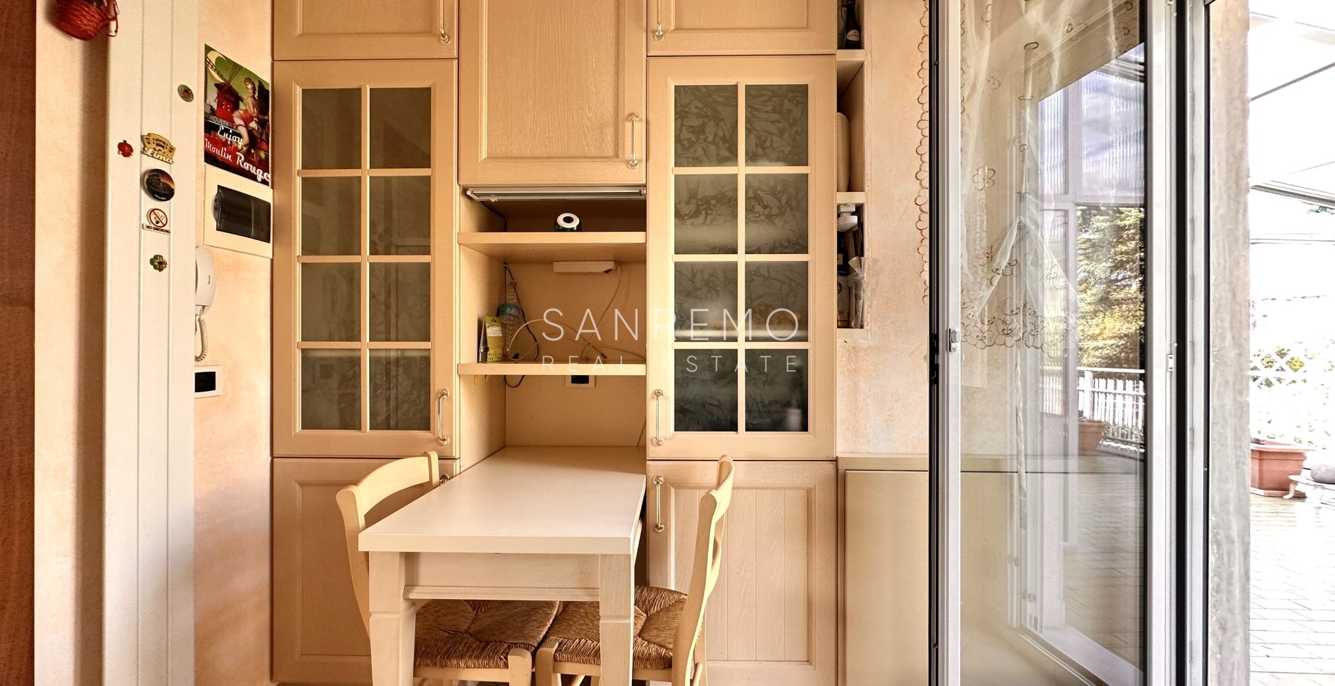 Penthouse in the Solaro area with excellent exposure and a beautiful sea view