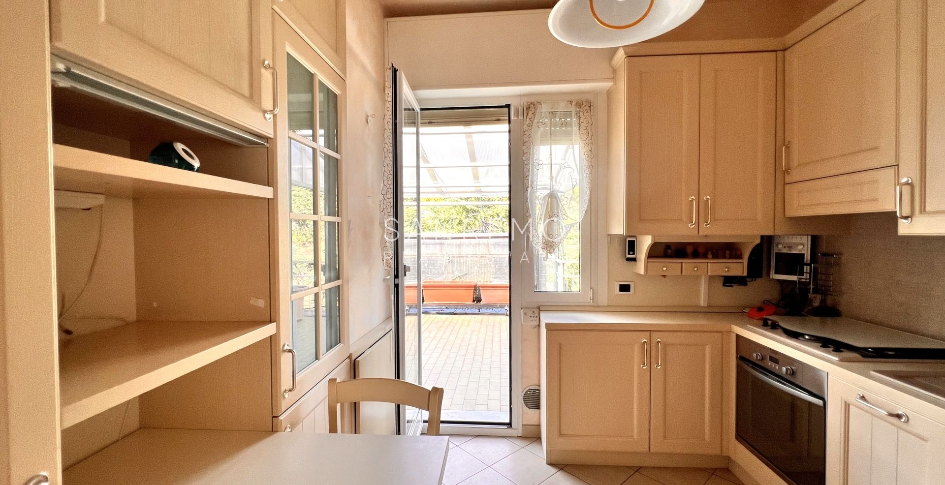 Penthouse in the Solaro area with excellent exposure and a beautiful sea view