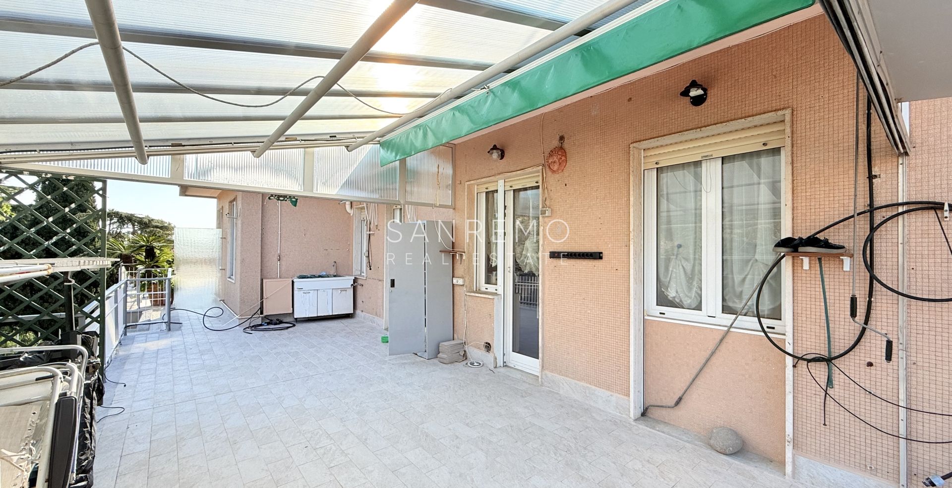 Penthouse in the Solaro area with excellent exposure and a beautiful sea view