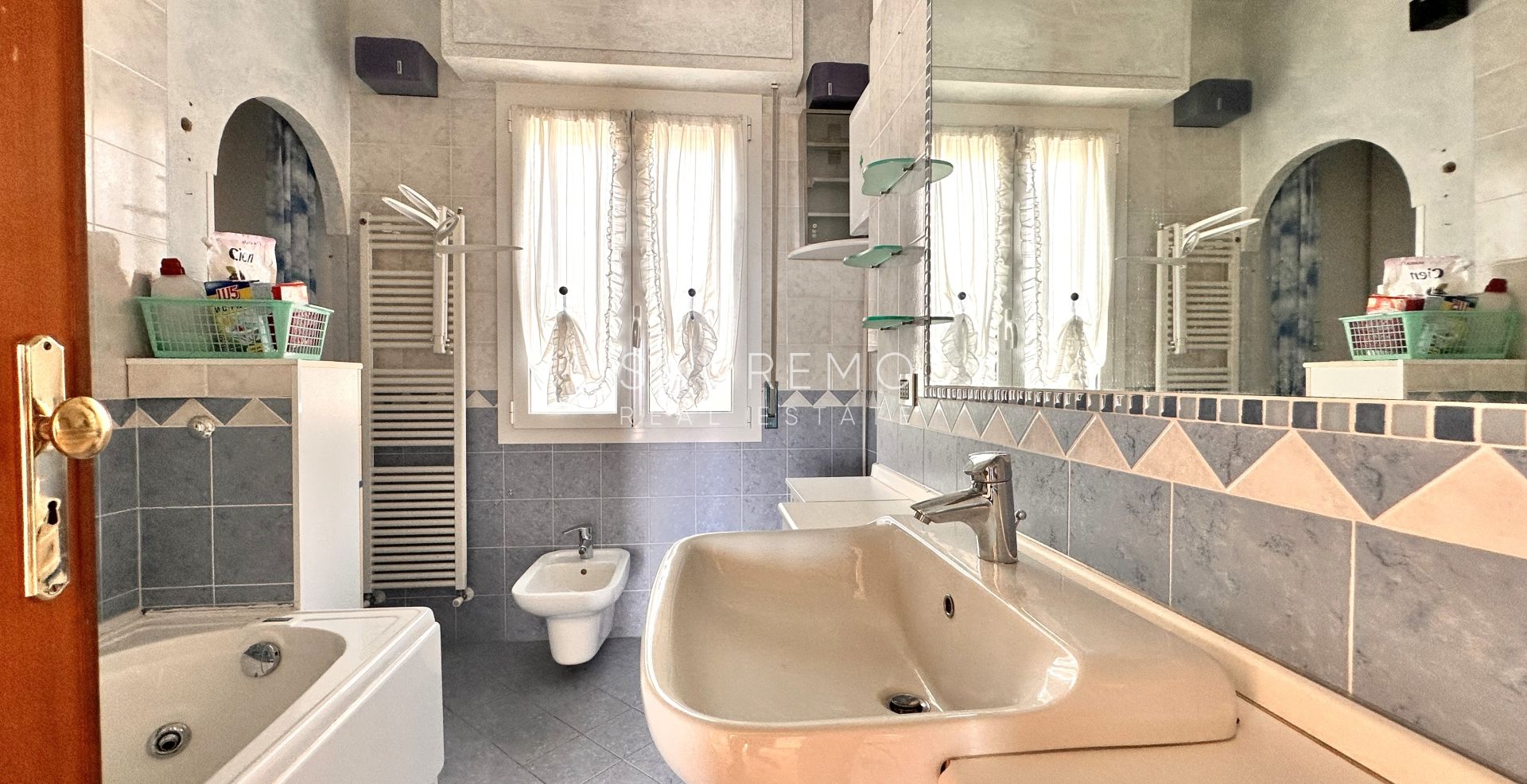 Penthouse in the Solaro area with excellent exposure and a beautiful sea view