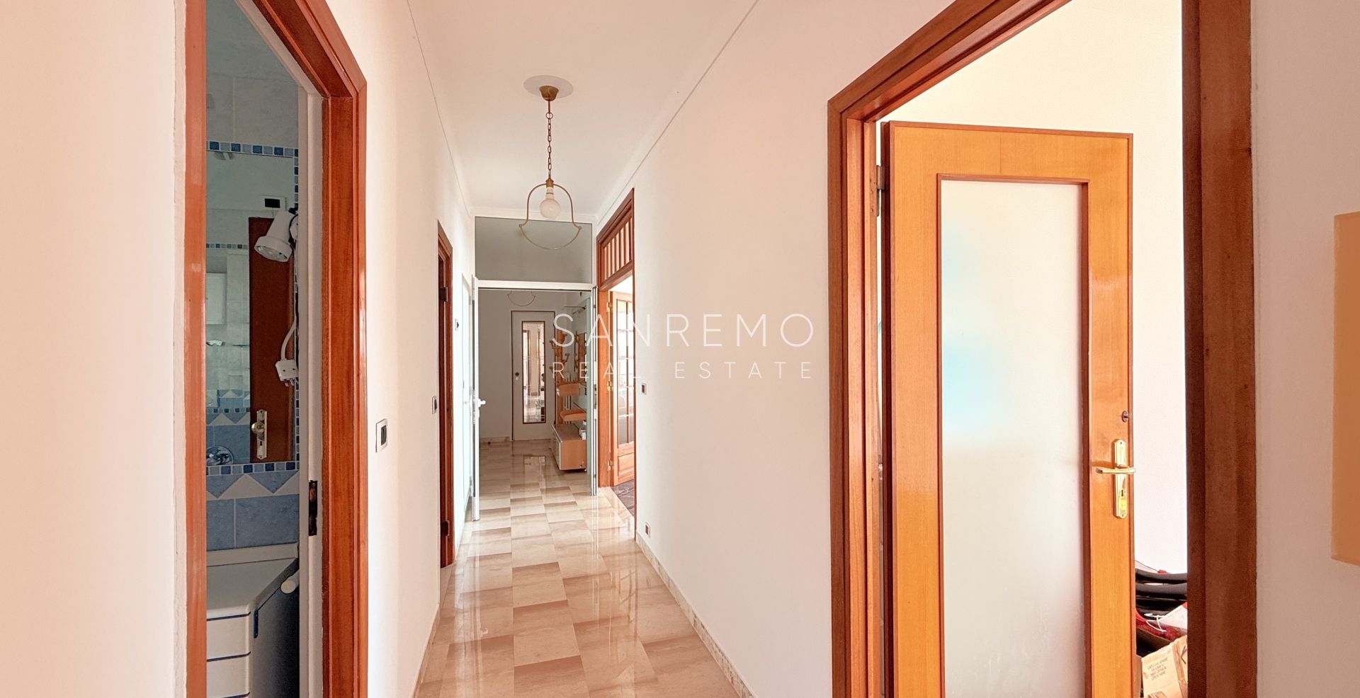 Penthouse in the Solaro area with excellent exposure and a beautiful sea view