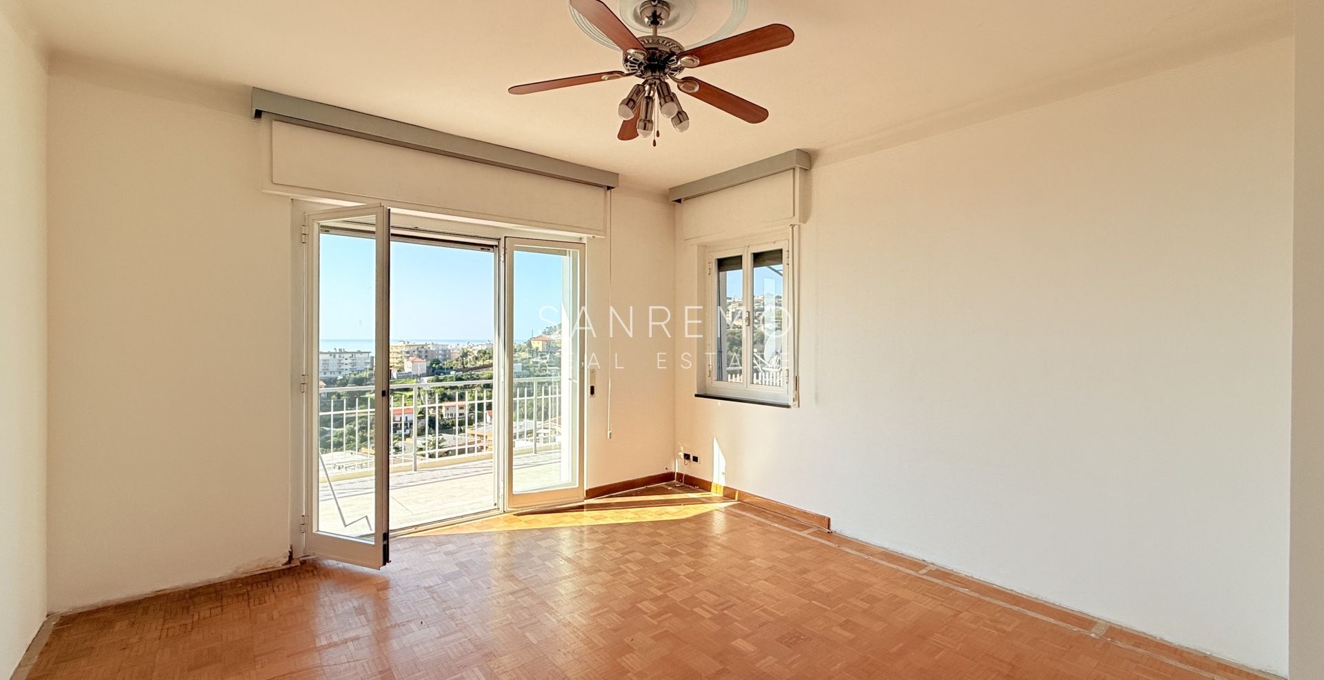 Penthouse in the Solaro area with excellent exposure and a beautiful sea view