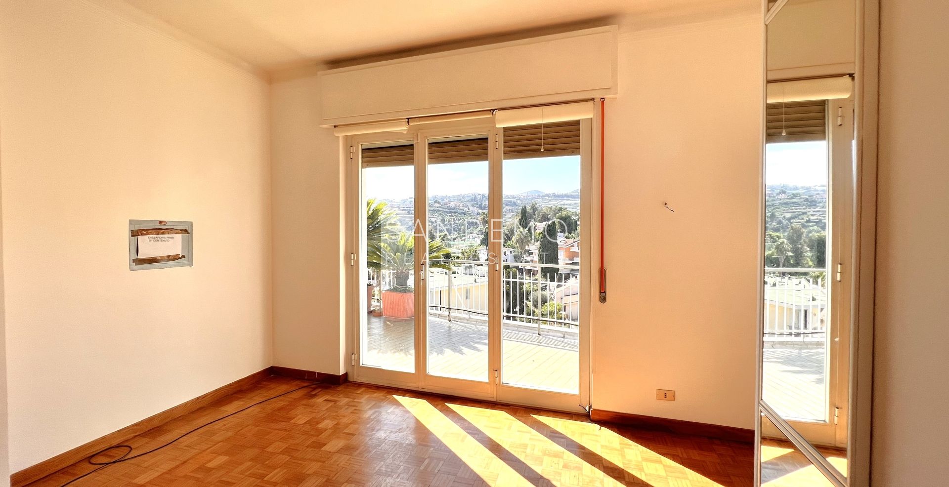 Penthouse in the Solaro area with excellent exposure and a beautiful sea view