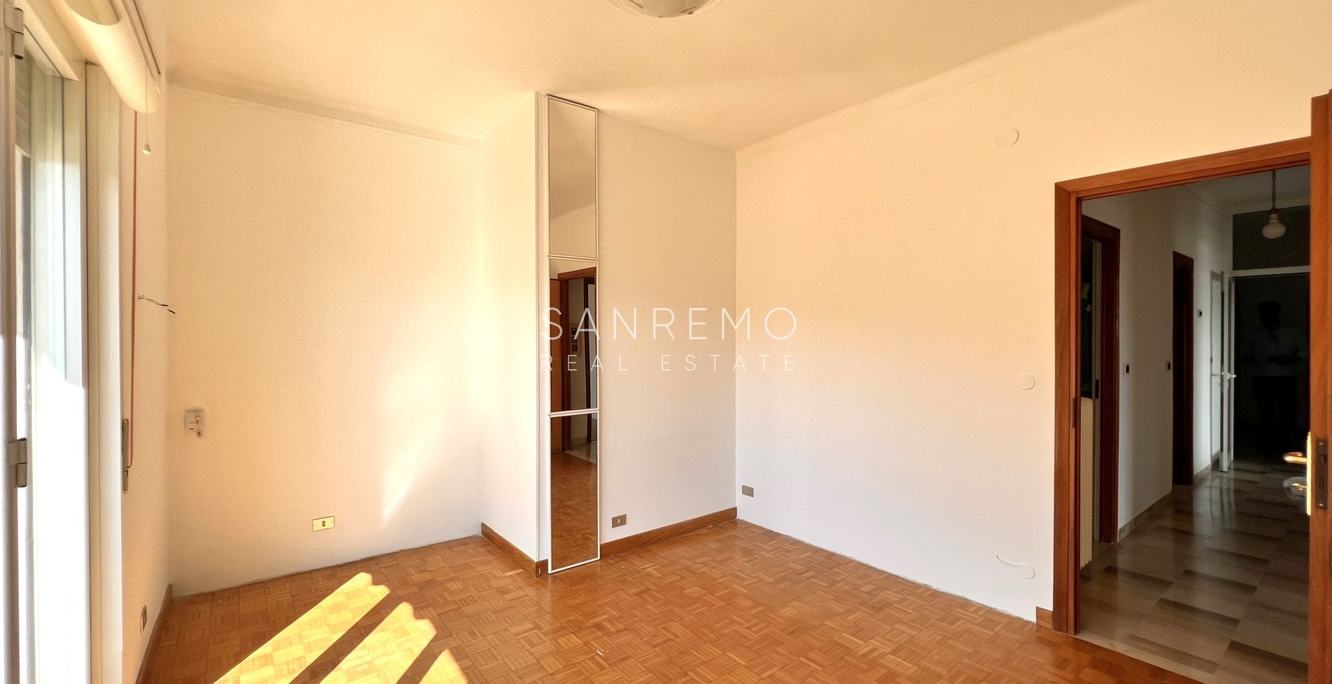 Penthouse in the Solaro area with excellent exposure and a beautiful sea view