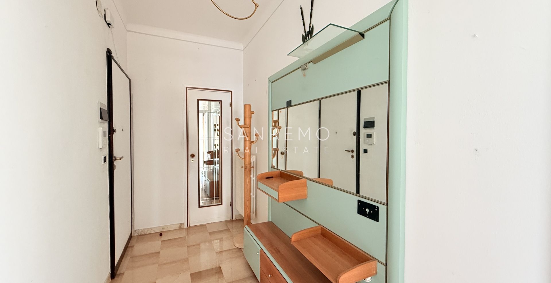 Penthouse in the Solaro area with excellent exposure and a beautiful sea view