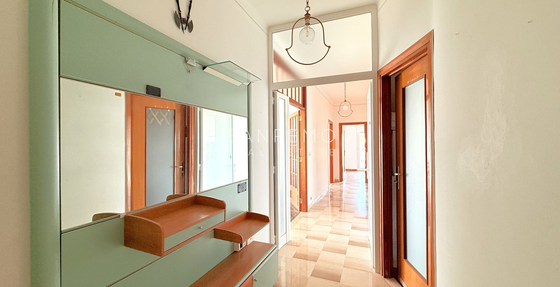 Penthouse in the Solaro area with excellent exposure and a beautiful sea view