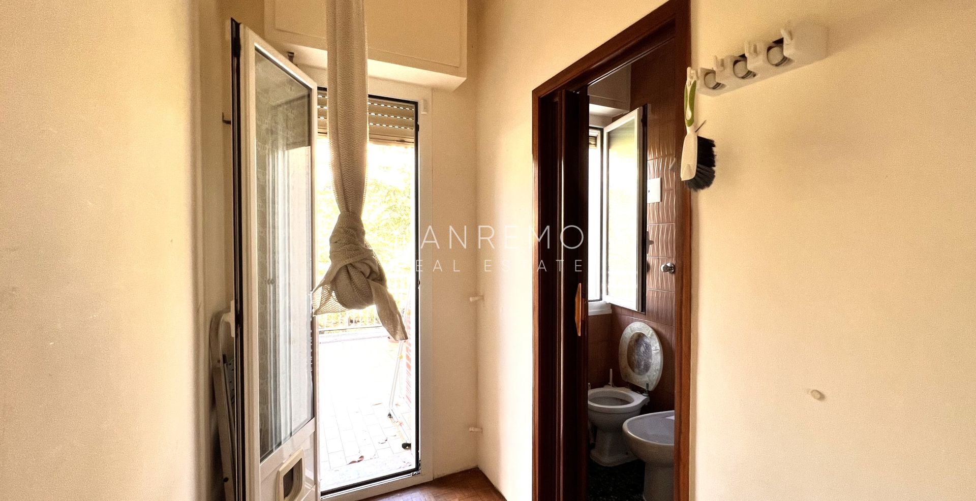 Penthouse in the Solaro area with excellent exposure and a beautiful sea view