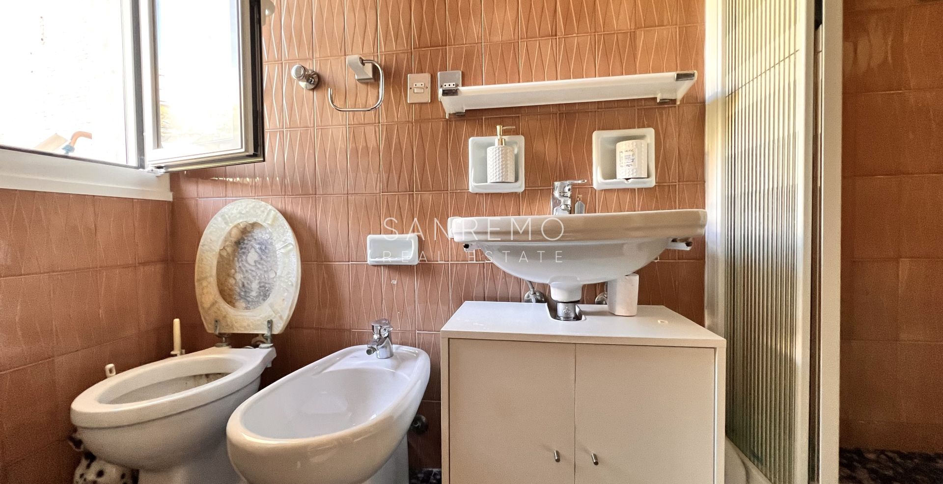 Penthouse in the Solaro area with excellent exposure and a beautiful sea view