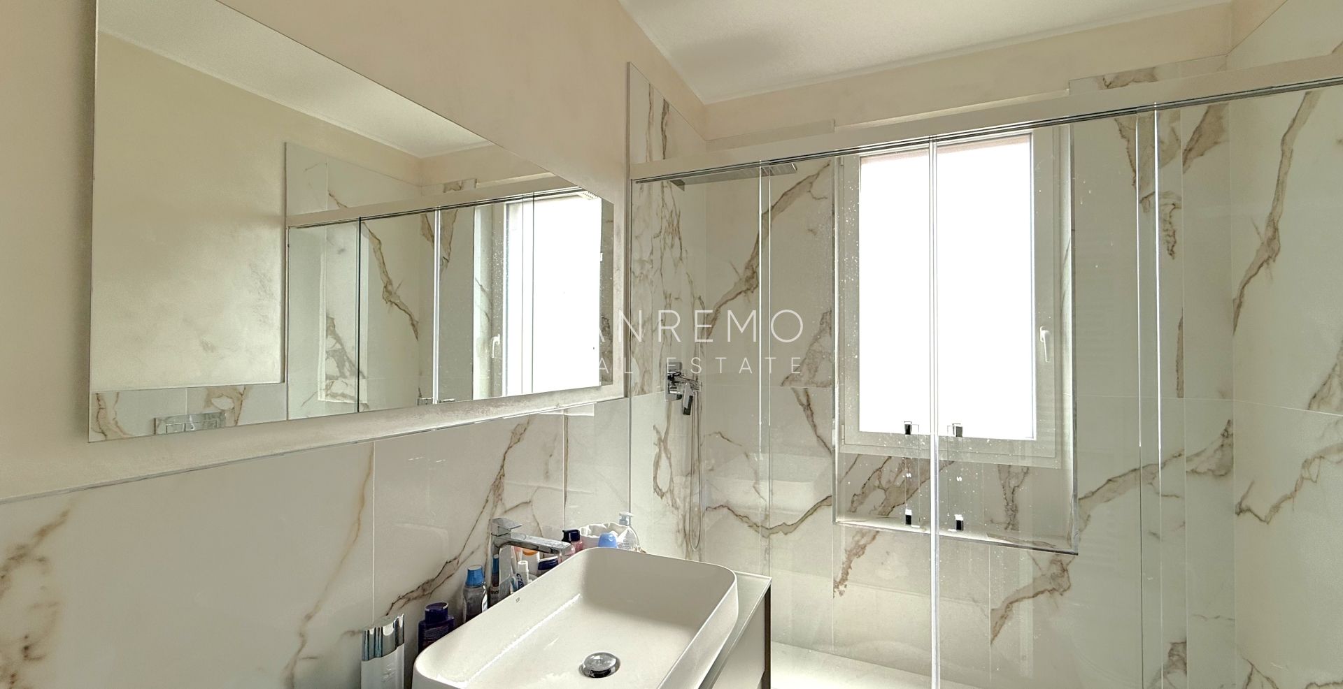 Appartement bénéficiant d’une excellente exposition, avec terrasse et agréable vue sur la mer