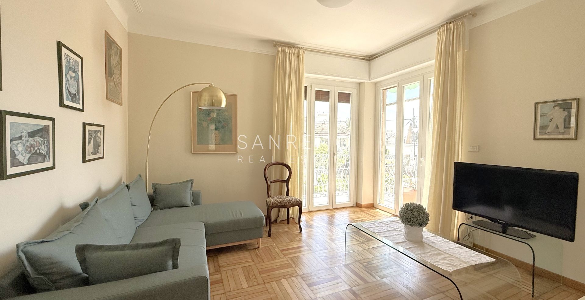 Appartement avec terrasse et vue mer dans un environnement calme et résidentiel