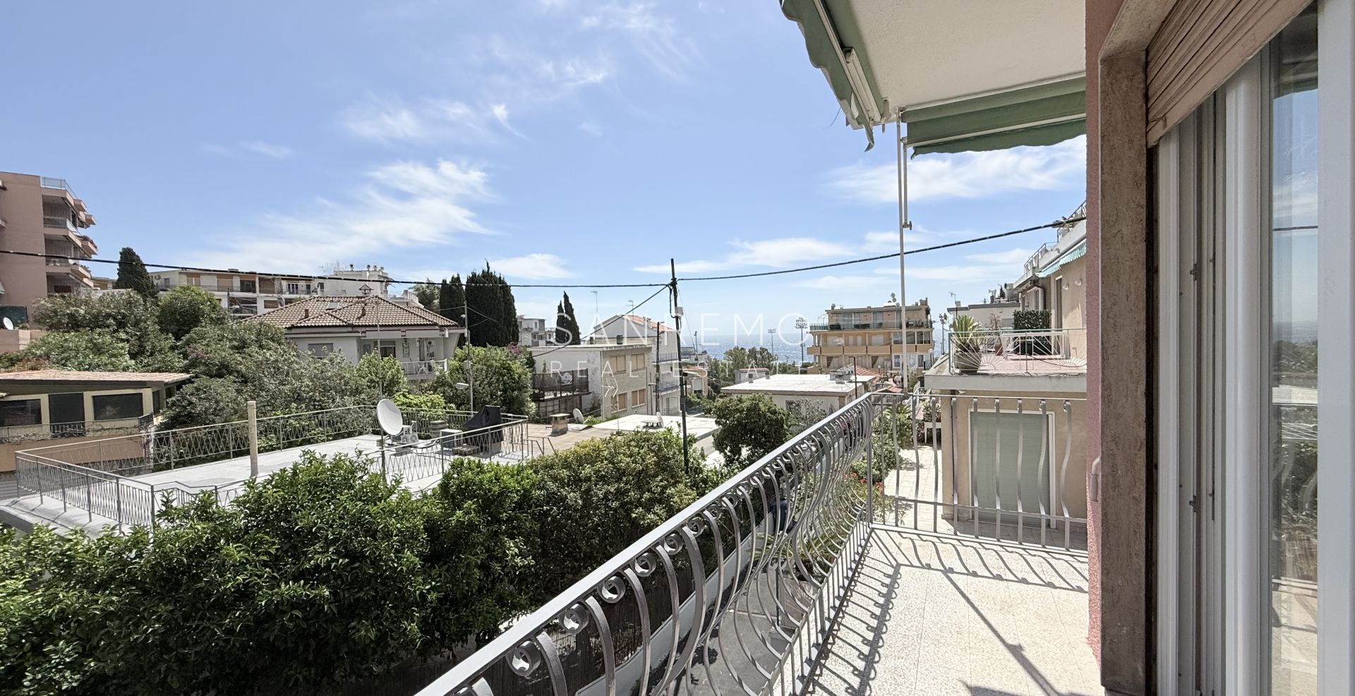 Appartement avec terrasse et vue mer dans un environnement calme et résidentiel