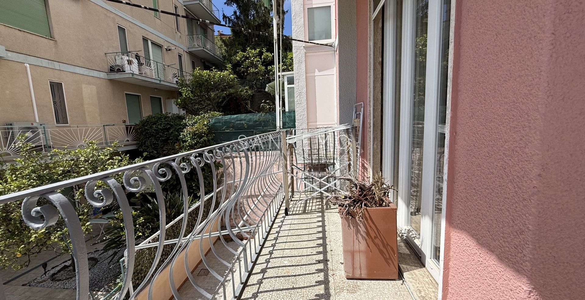 Appartement avec terrasse et vue mer dans un environnement calme et résidentiel