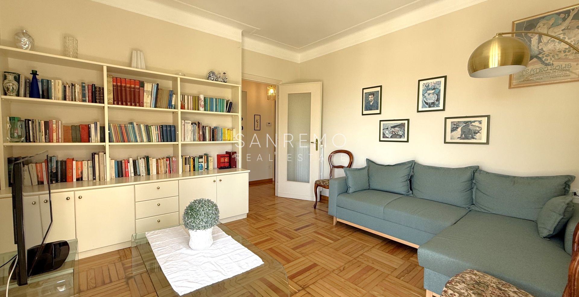Appartement avec terrasse et vue mer dans un environnement calme et résidentiel