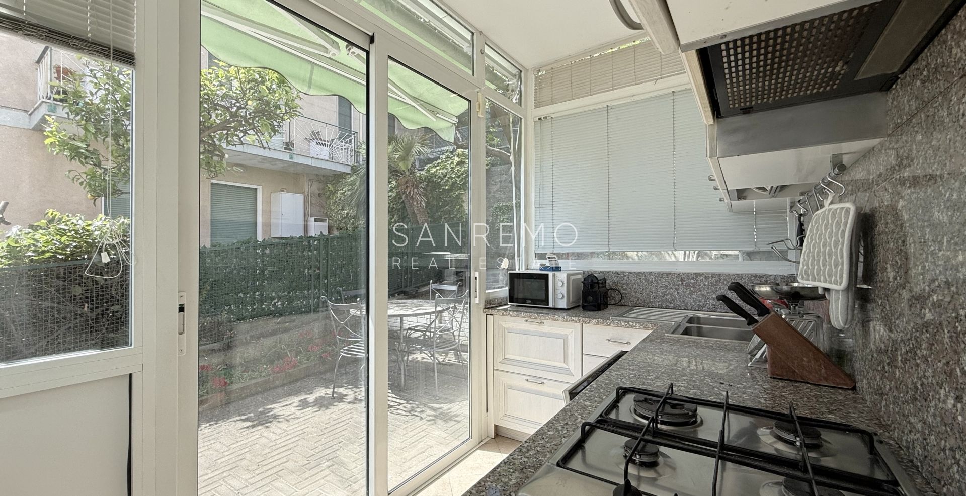 Appartement avec terrasse et vue mer dans un environnement calme et résidentiel