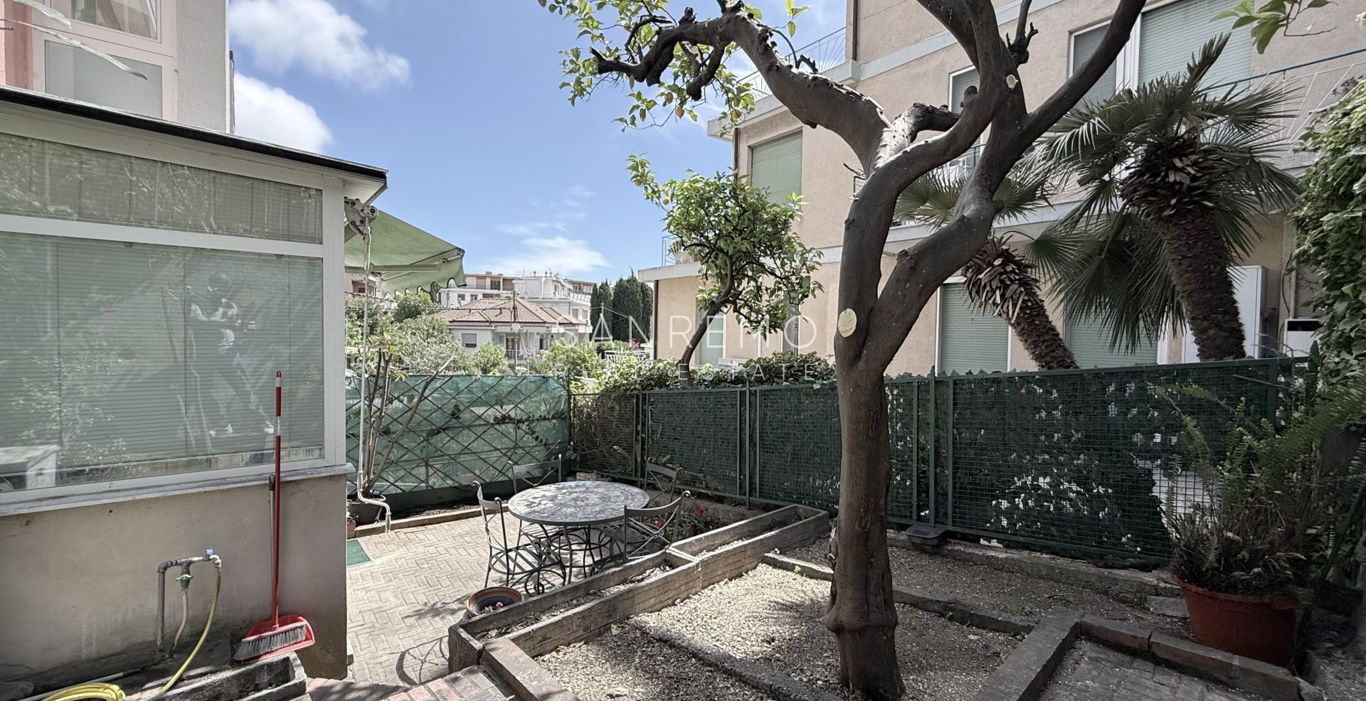 Appartement avec terrasse et vue mer dans un environnement calme et résidentiel
