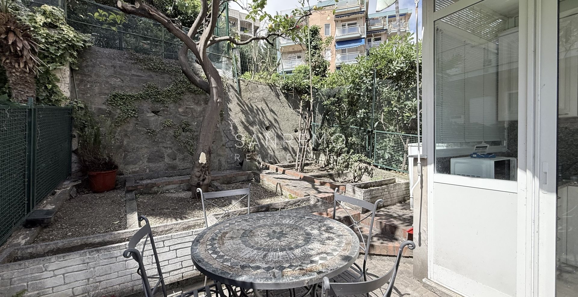Appartement avec terrasse et vue mer dans un environnement calme et résidentiel