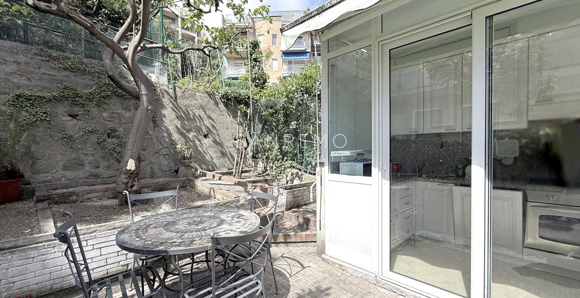Appartement avec terrasse et vue mer dans un environnement calme et résidentiel