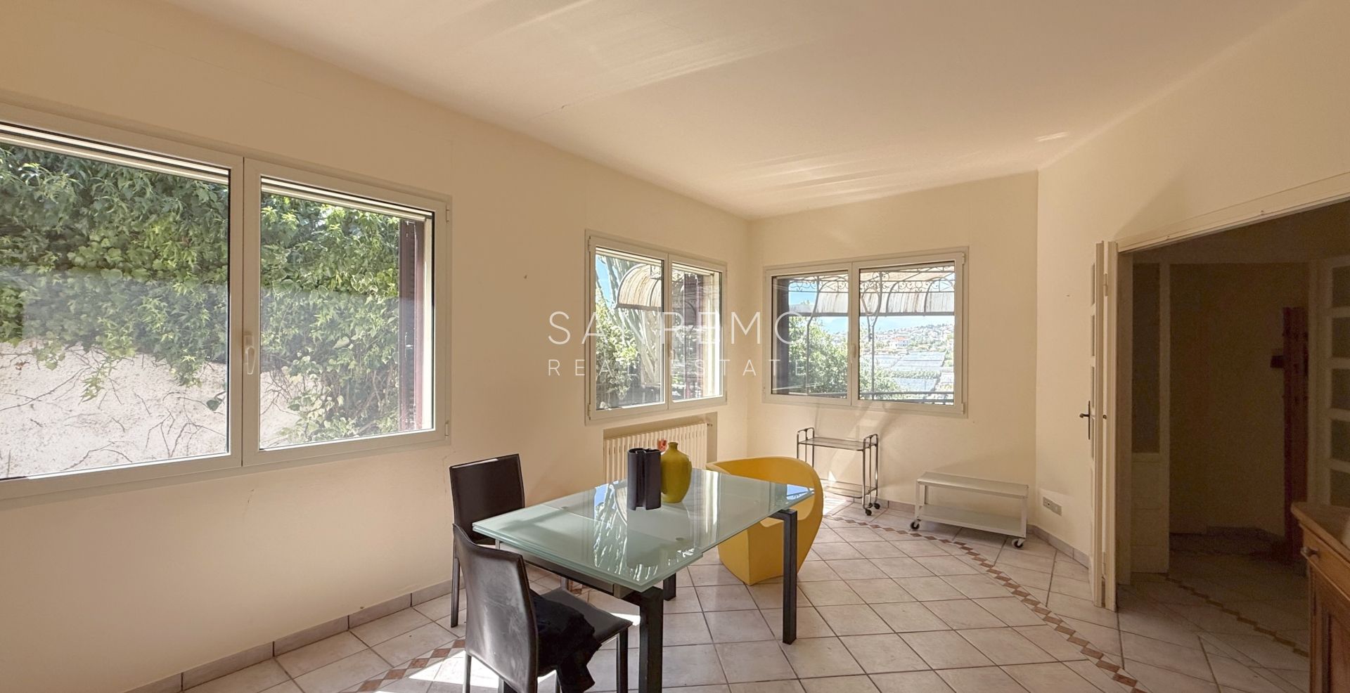 Maison, composée de 2 appartements indépendants, sur la première colline de Sanremo
